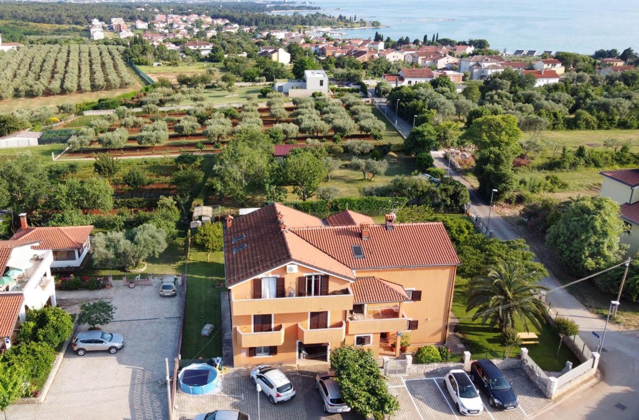 Apartment near the beach with garden
