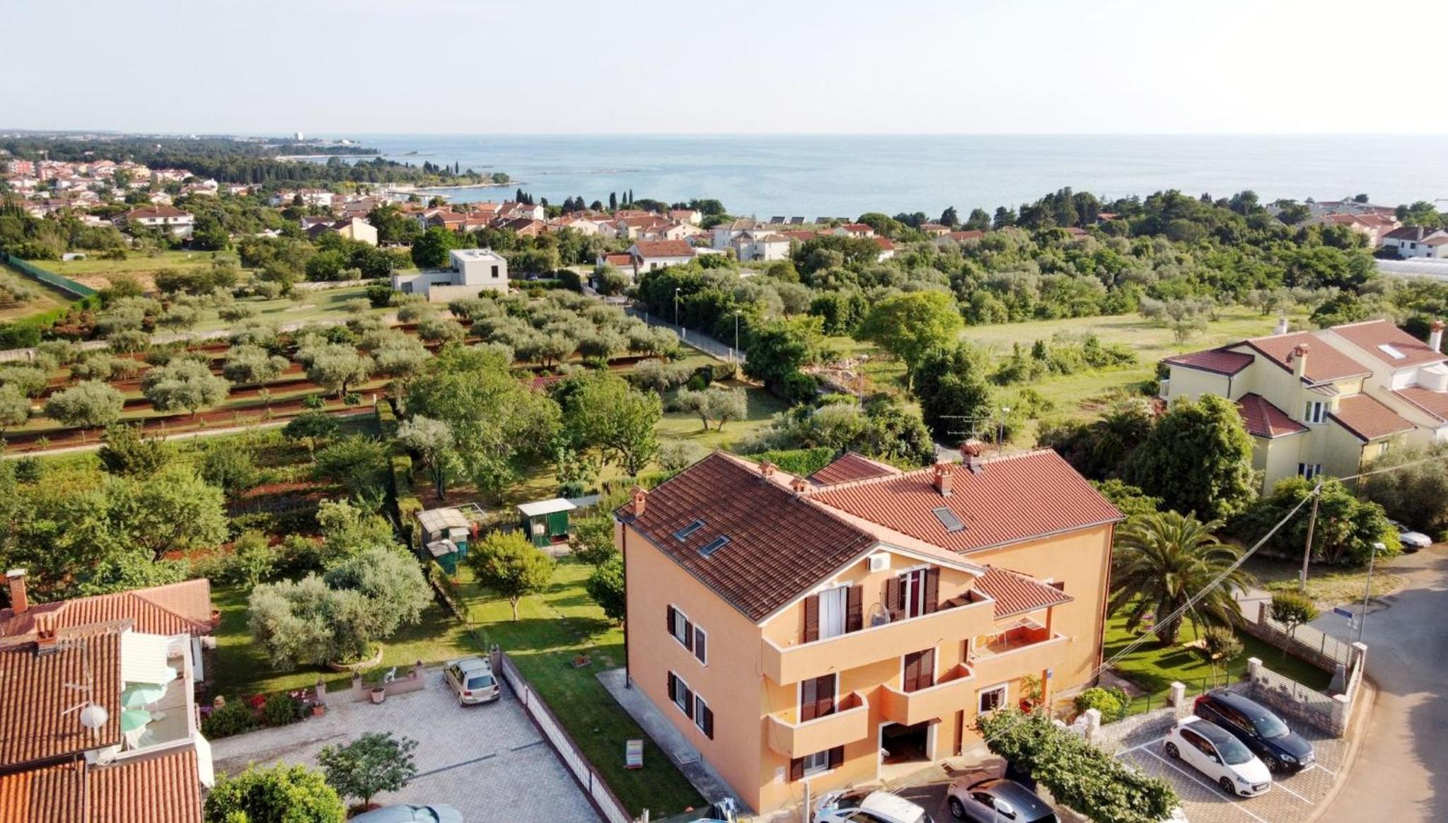Apartment near the beach with garden