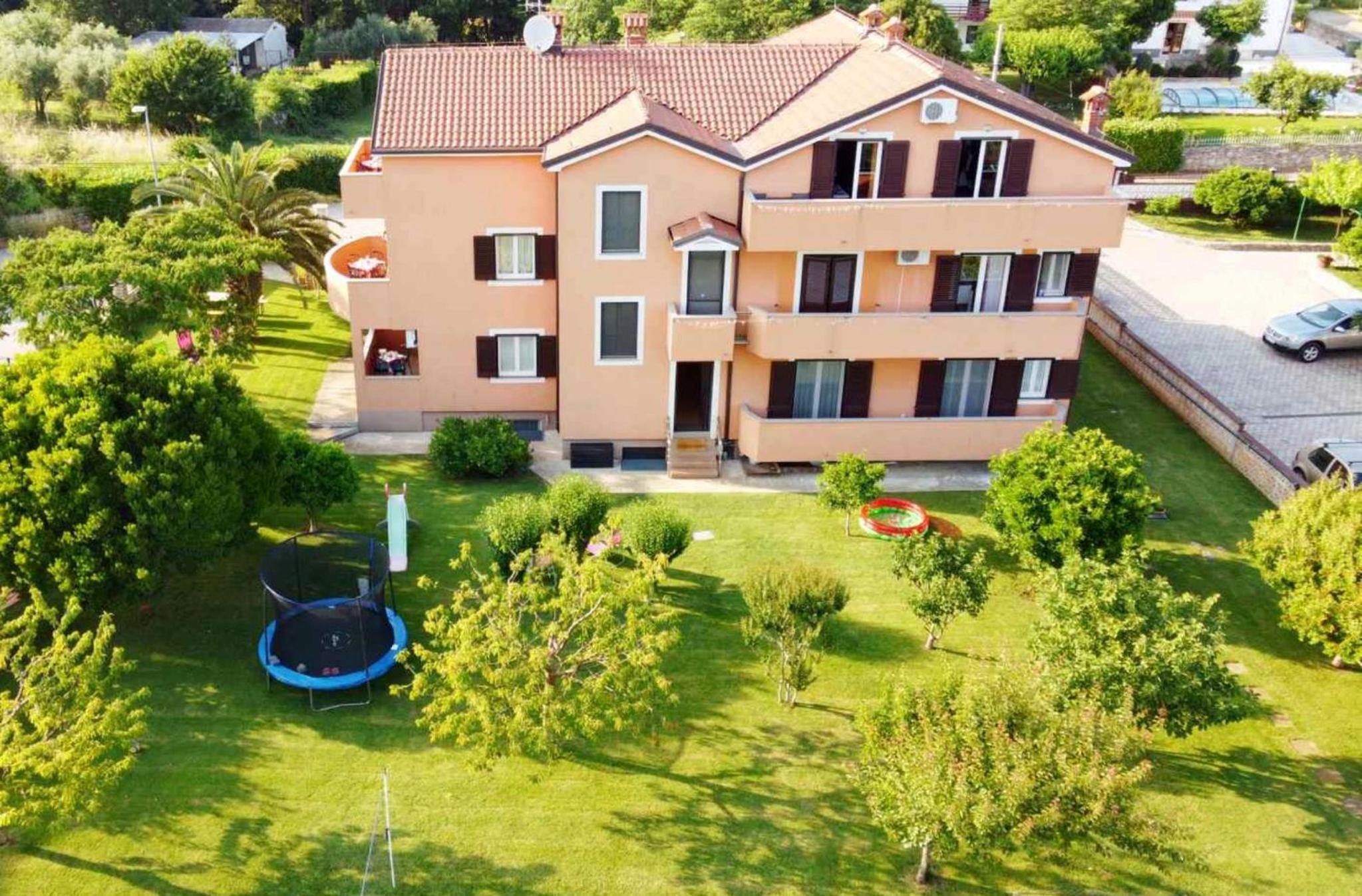 Apartment near the beach with garden