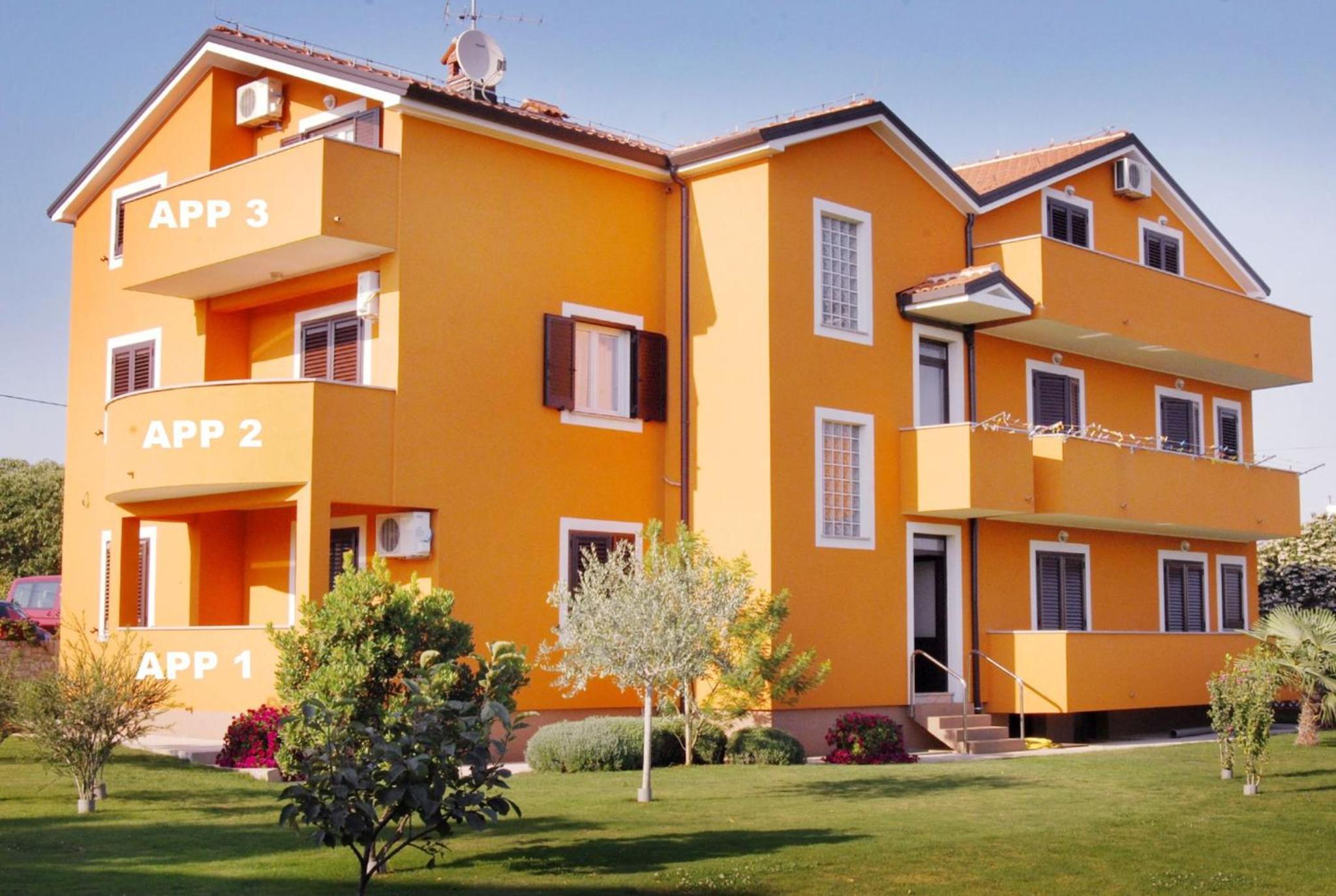Apartment near the beach with garden