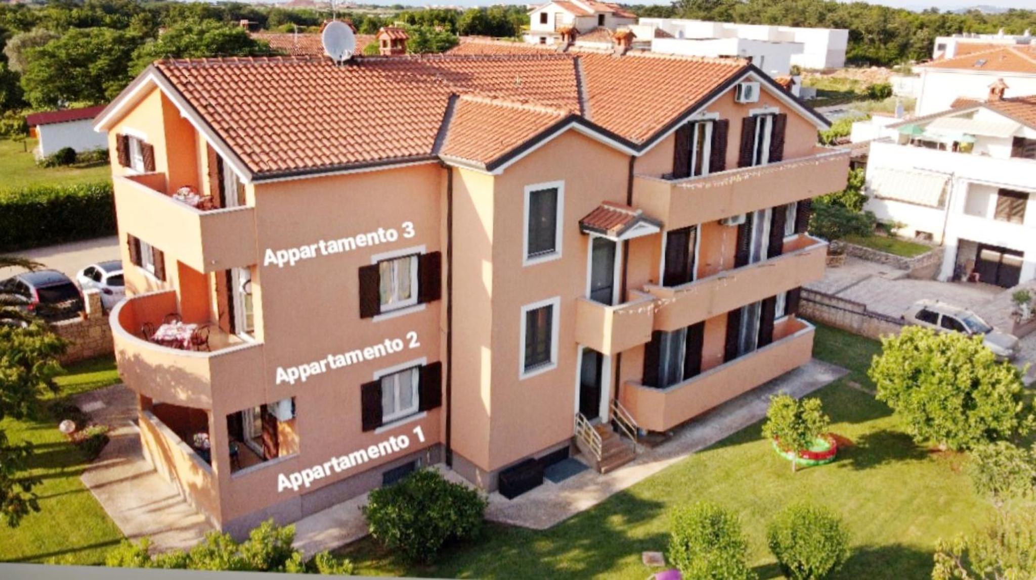 Apartment near the beach with garden