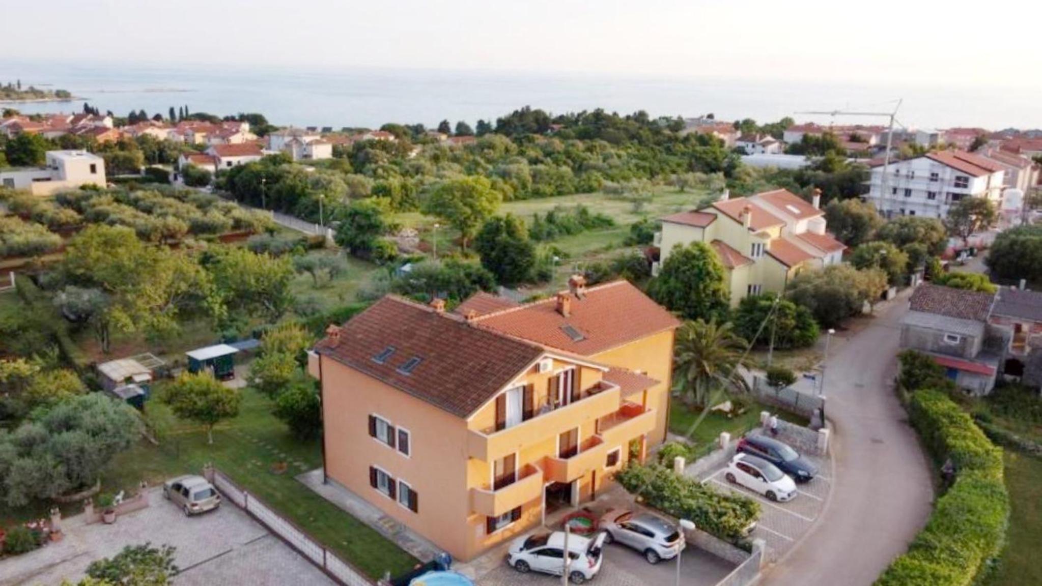 Apartment near the beach with garden