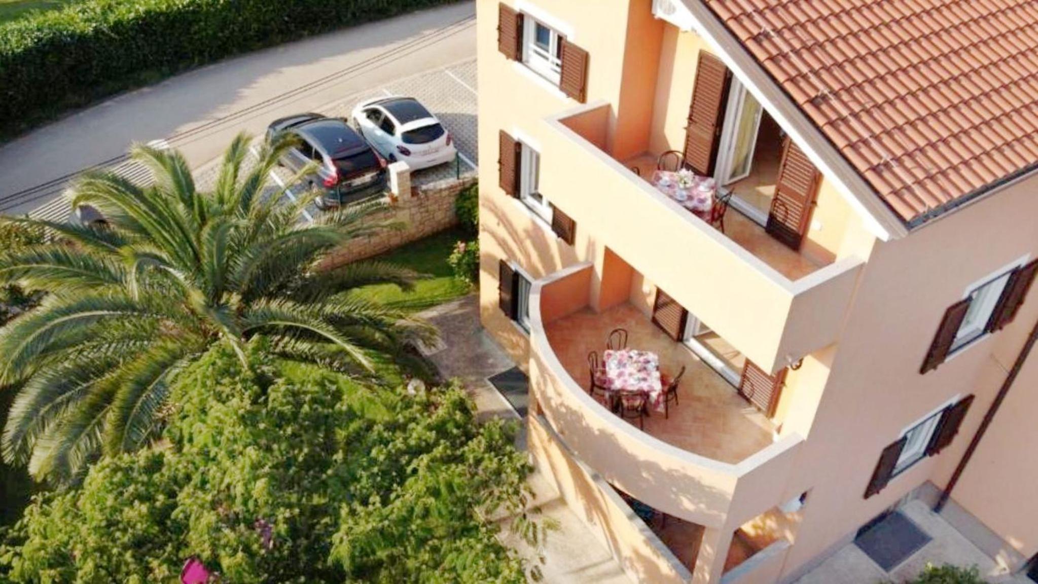 Apartment near the beach with garden