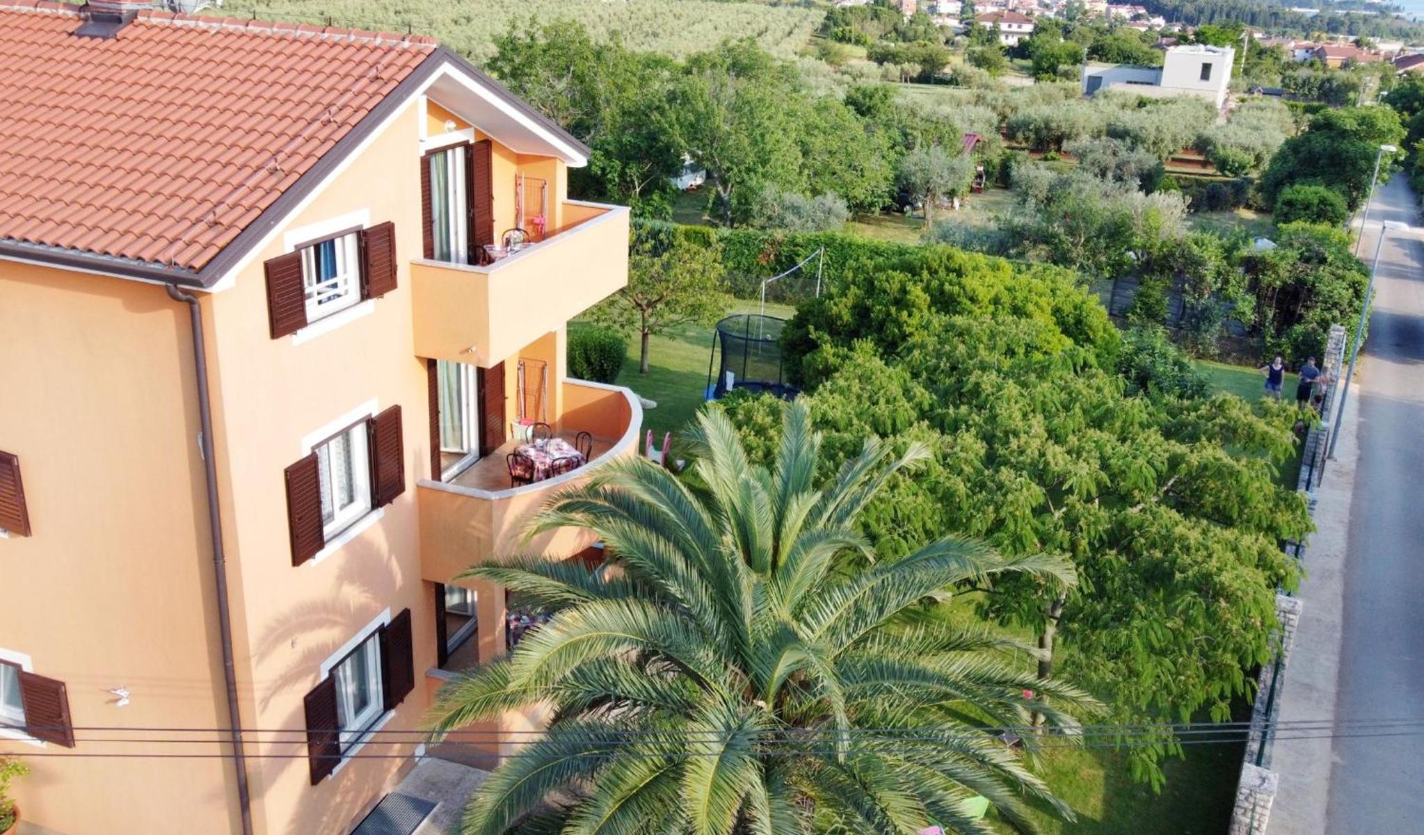 Apartment near the beach with garden