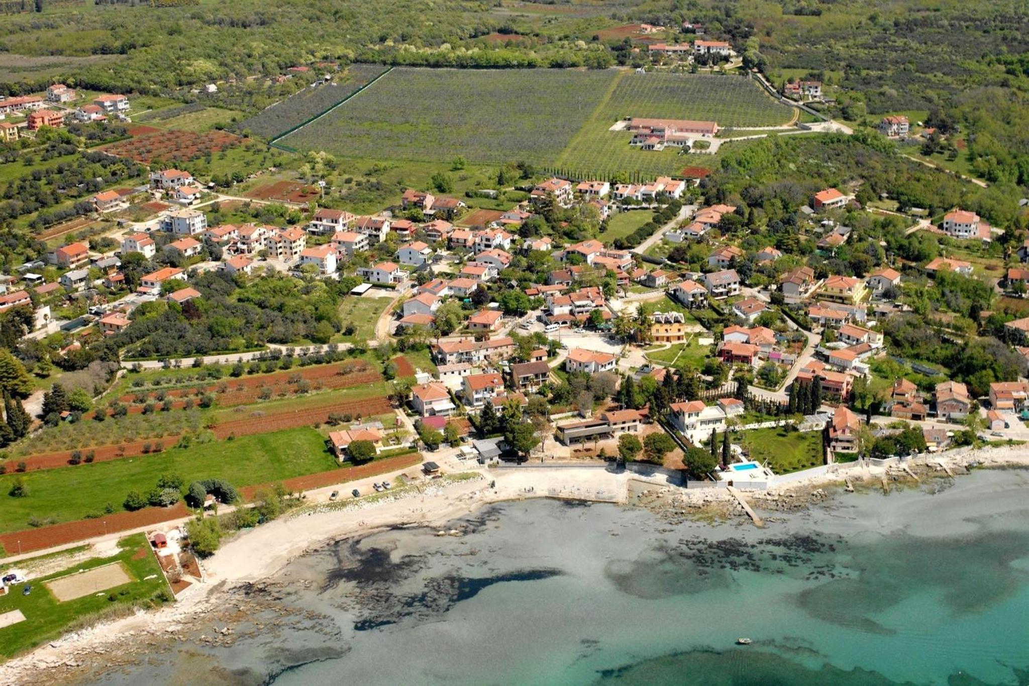 Apartment near the beach with garden