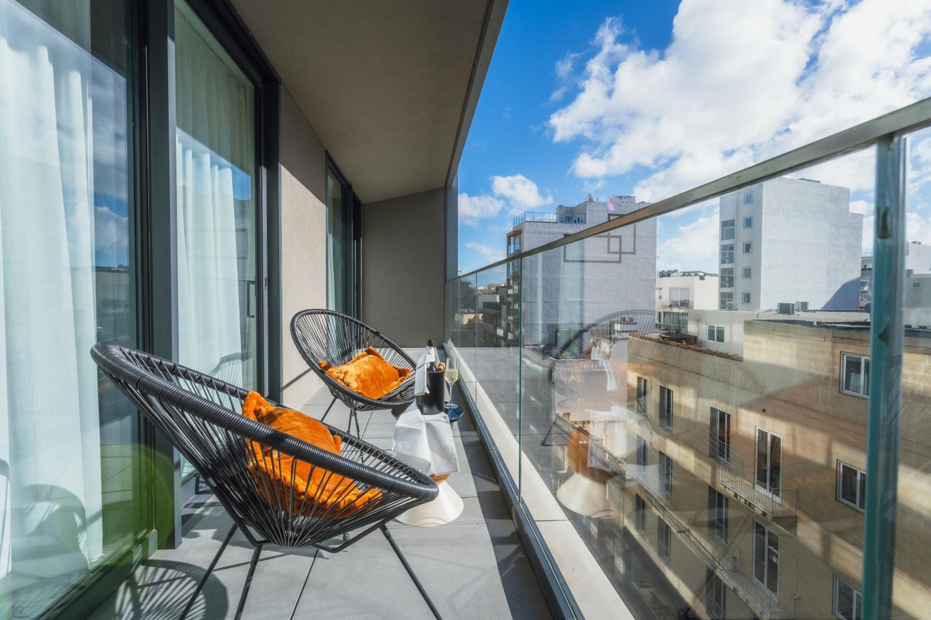 Official Mercury Suites With Rooftop Pool Access — St Julian's
