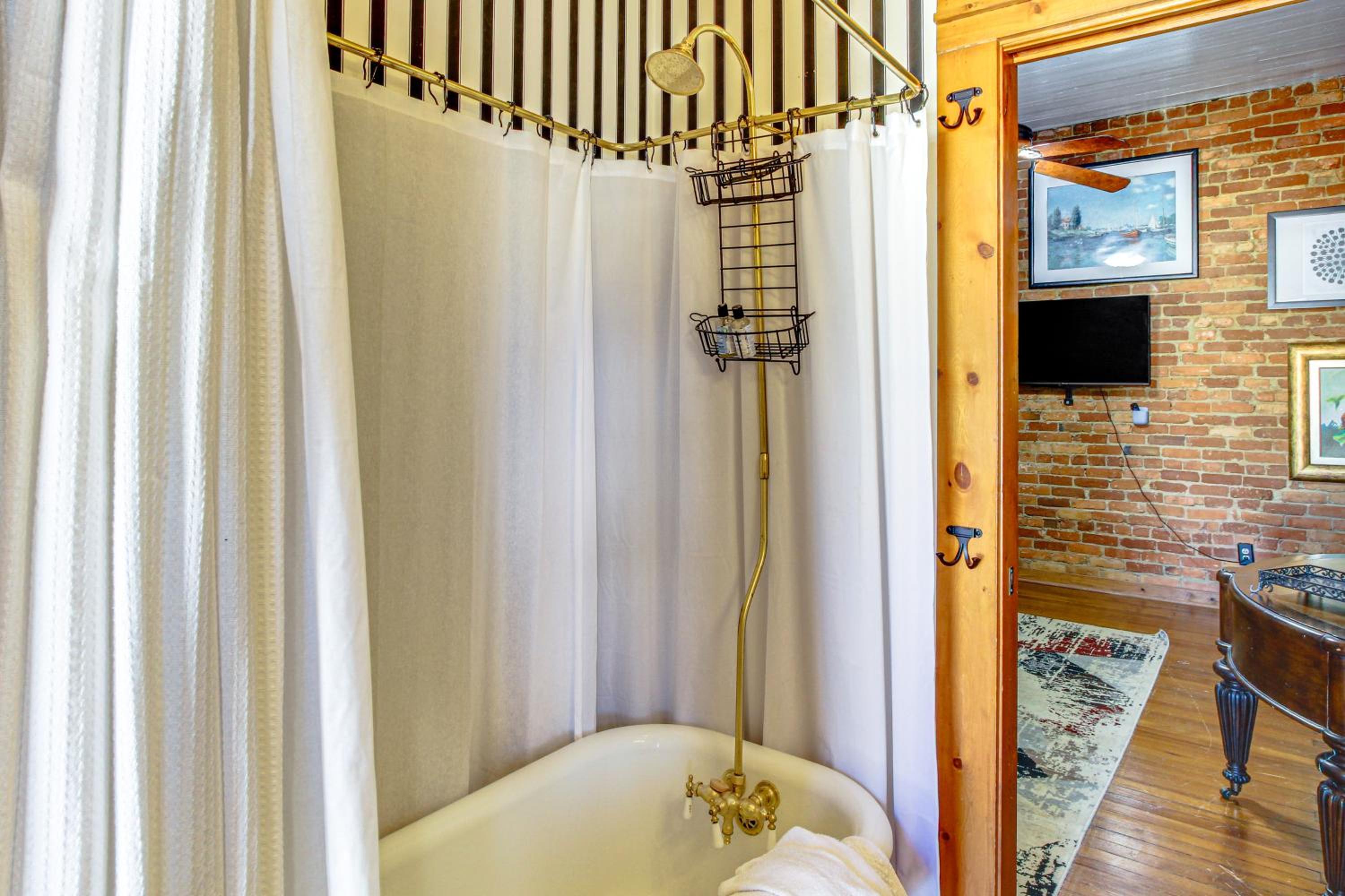 New York-Style Loft on Main St Dtwn Enterprise