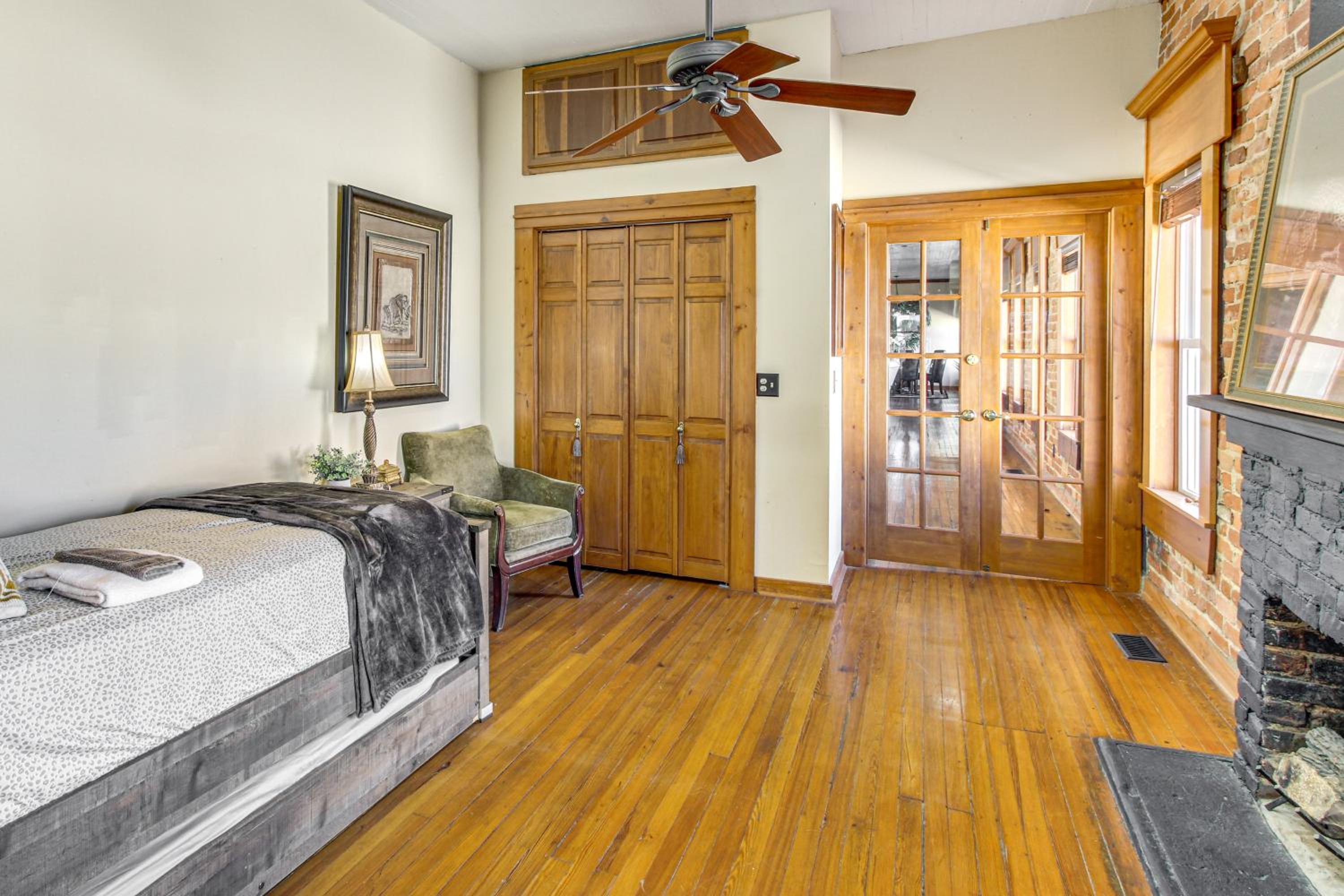 New York-Style Loft on Main St Dtwn Enterprise
