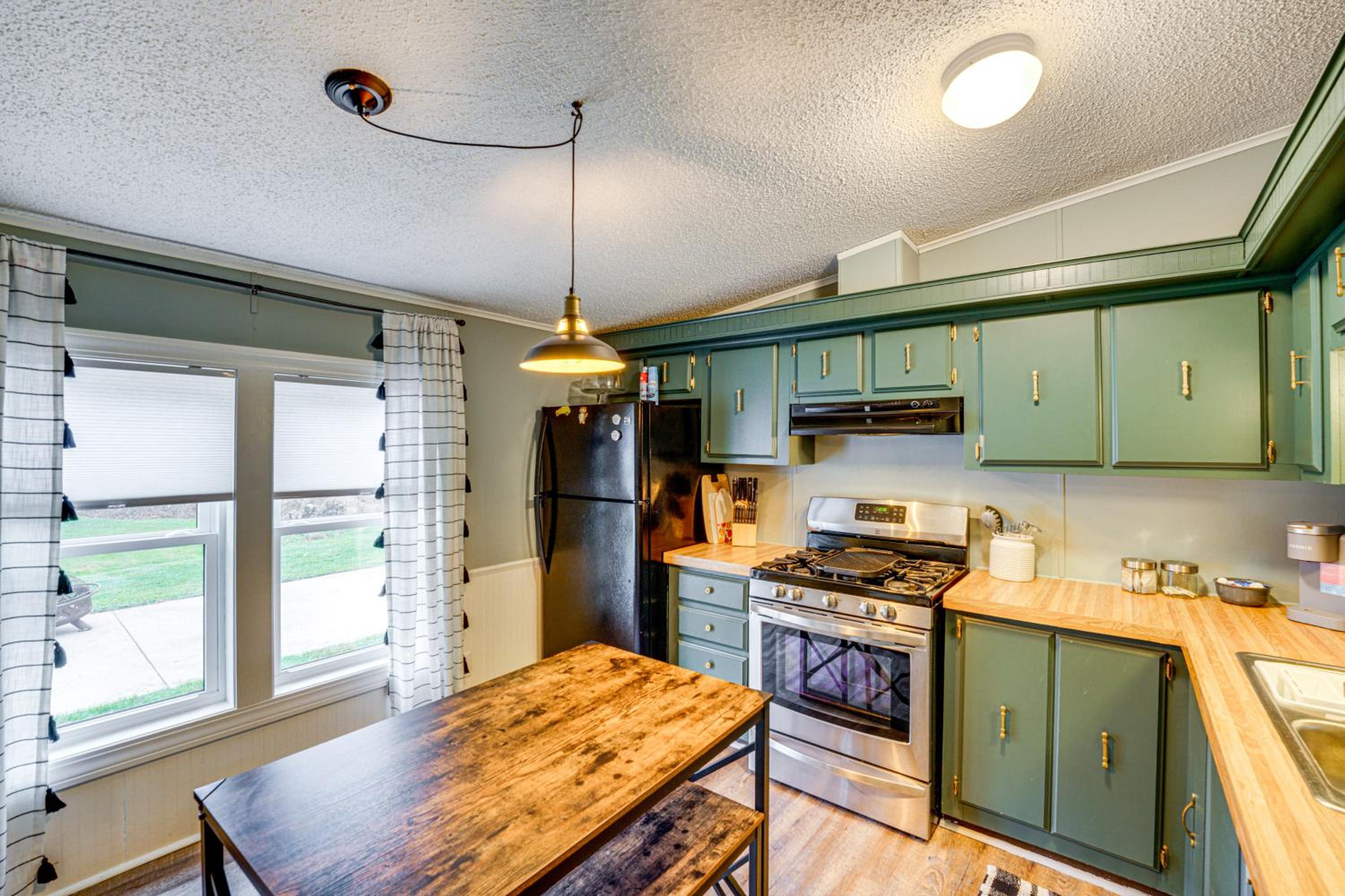 6 Mi to State Harbor! Stylish Port Austin Home