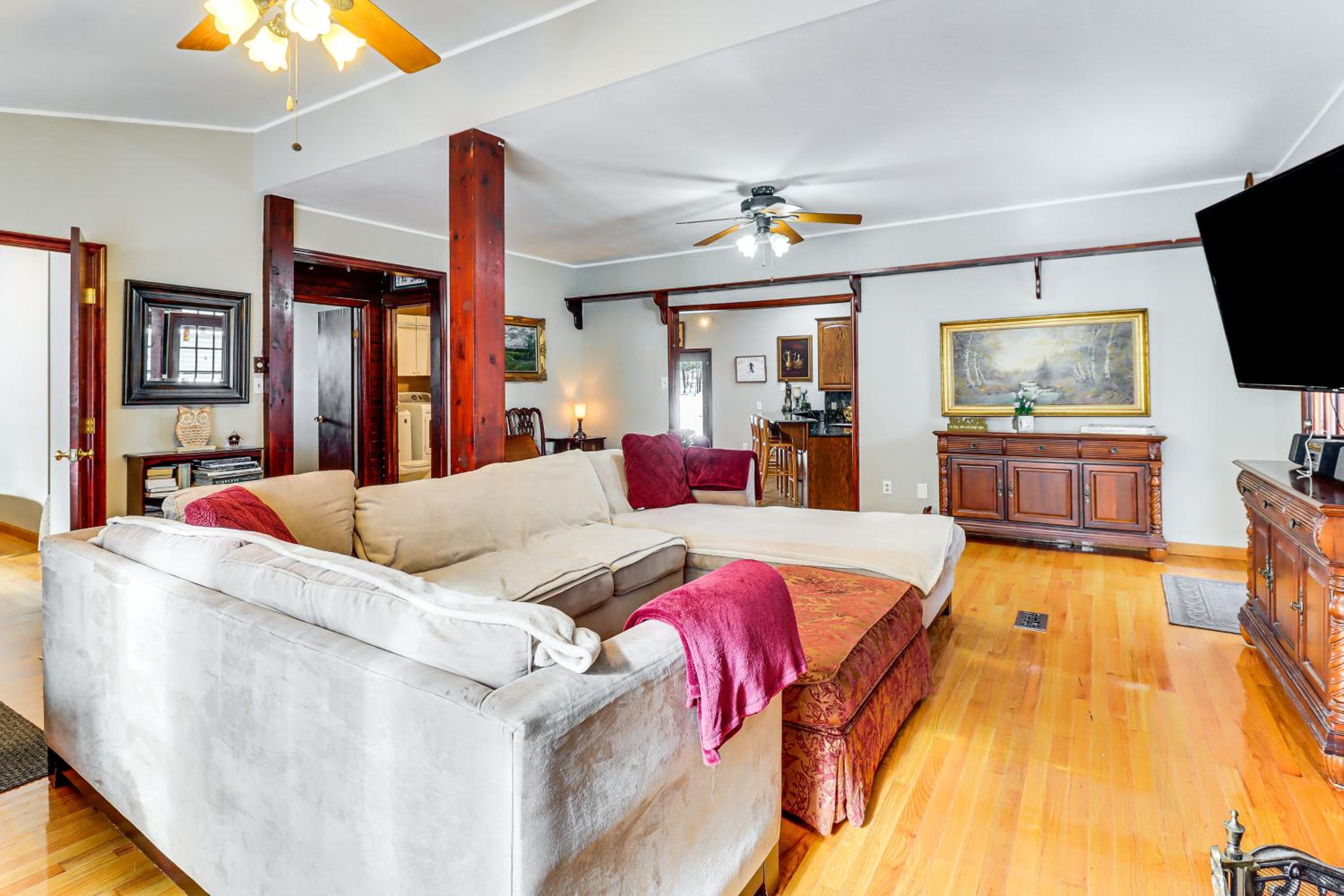 4 Mi to Camelback! Group-Friendly Poconos Cabin