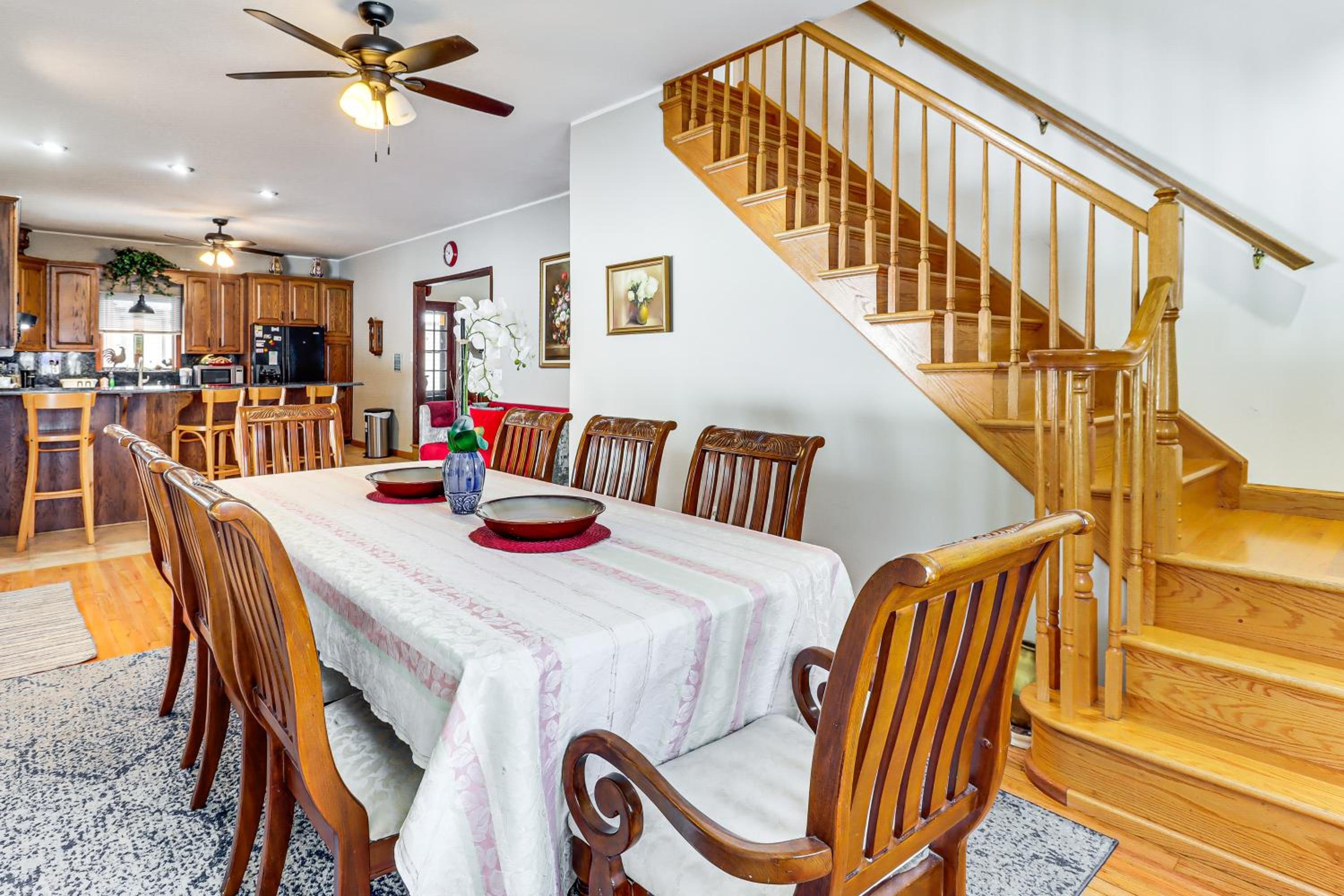4 Mi to Camelback! Group-Friendly Poconos Cabin