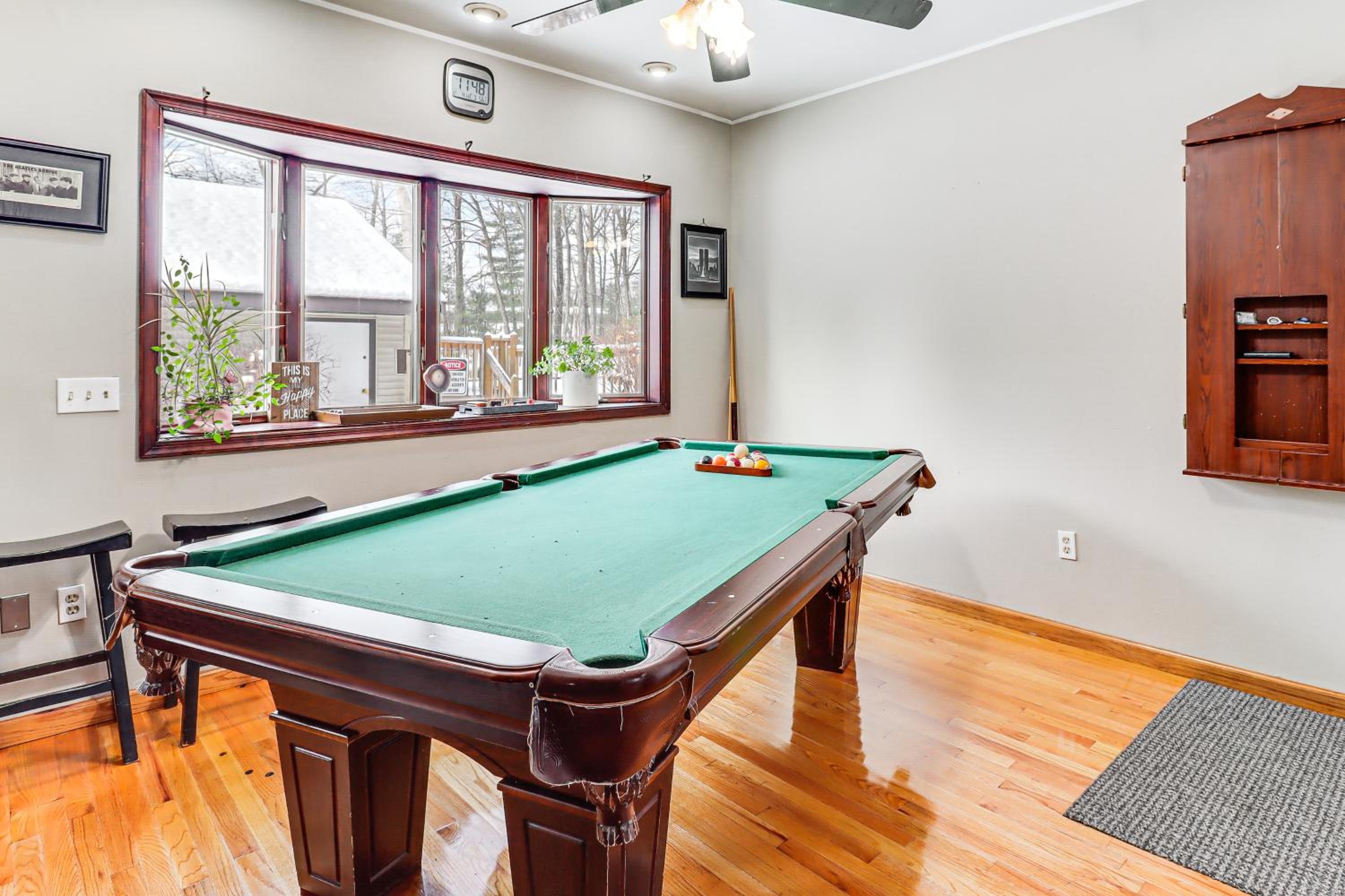 4 Mi to Camelback! Group-Friendly Poconos Cabin
