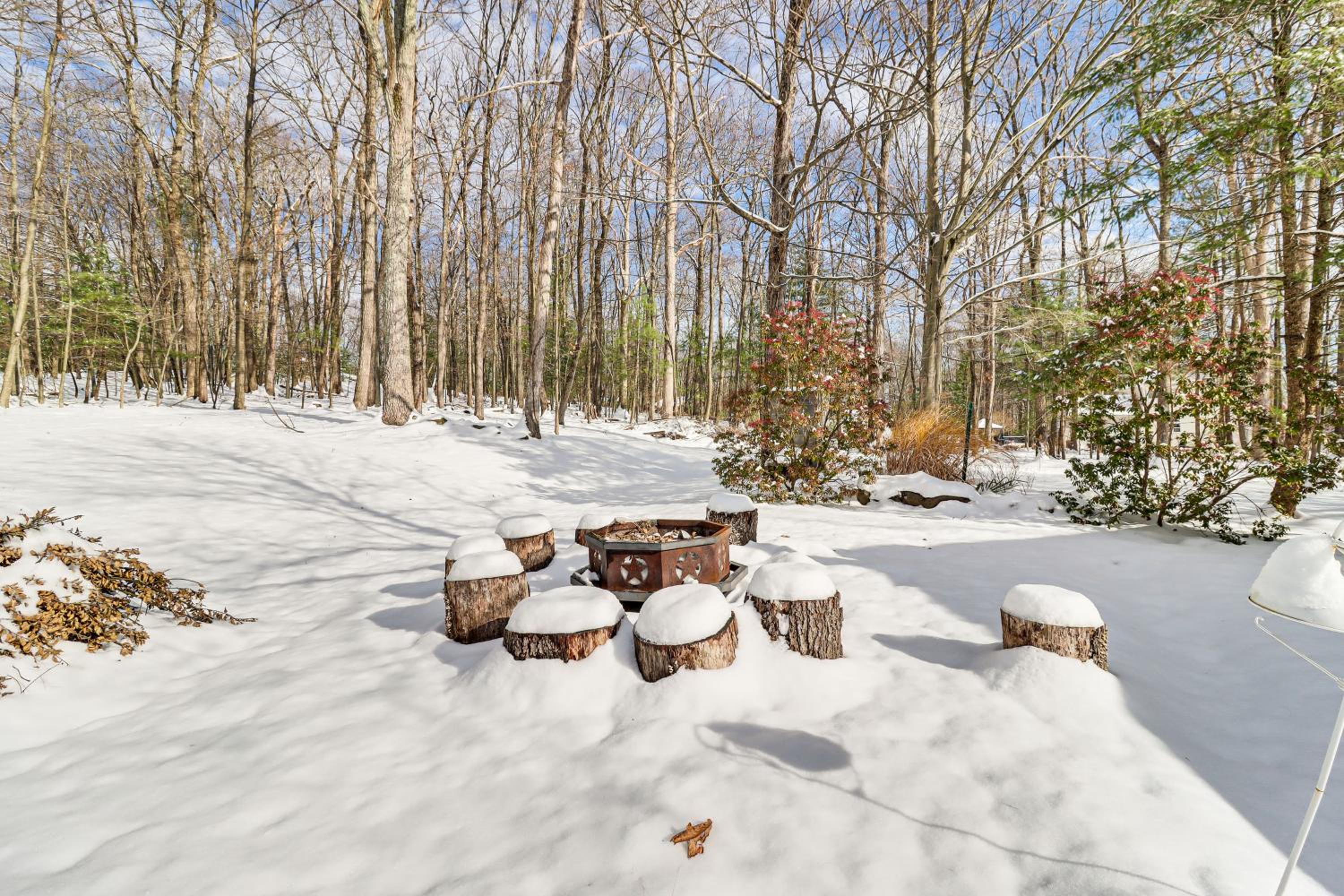 4 Mi to Camelback! Group-Friendly Poconos Cabin