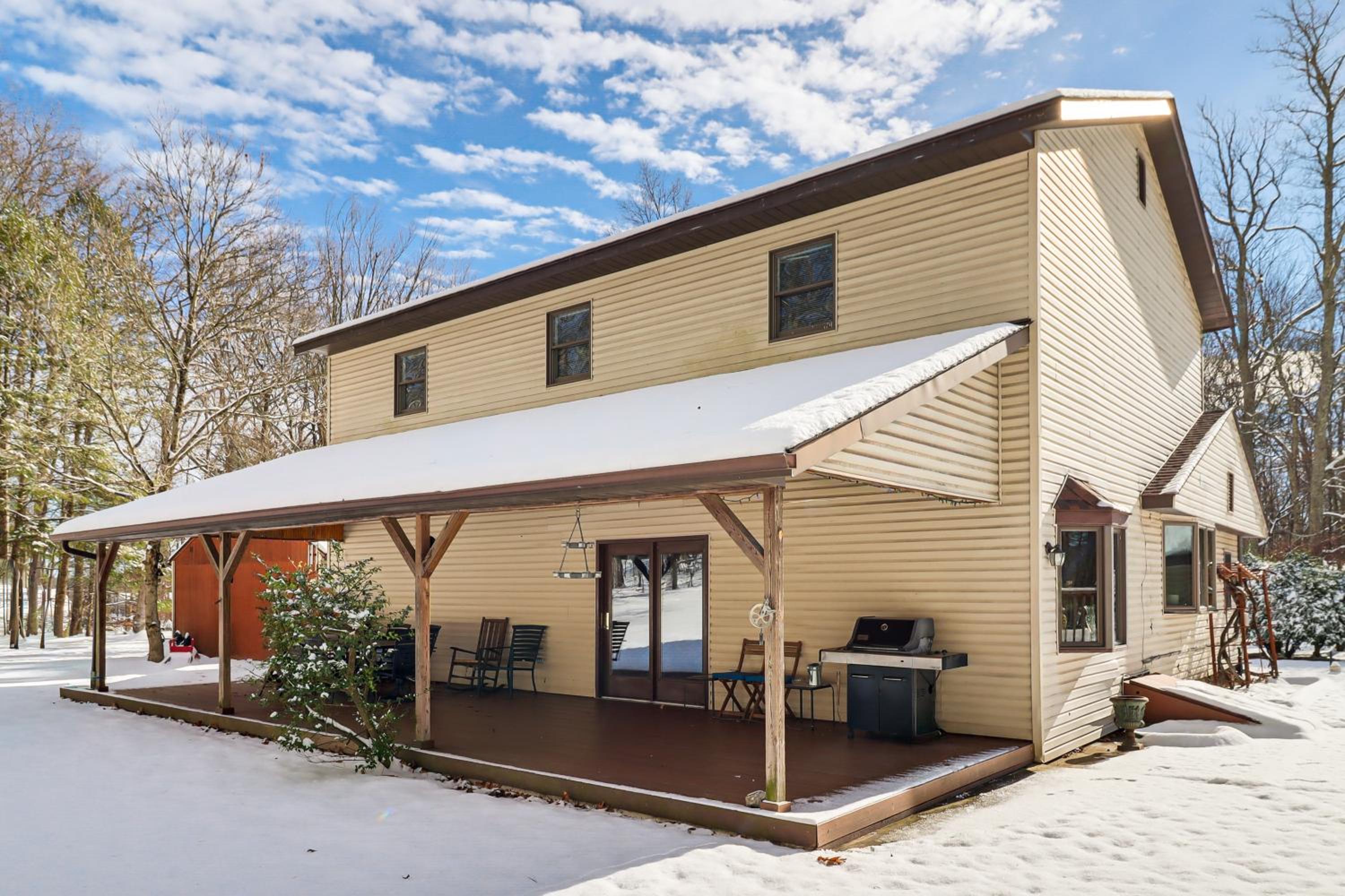4 Mi to Camelback! Group-Friendly Poconos Cabin