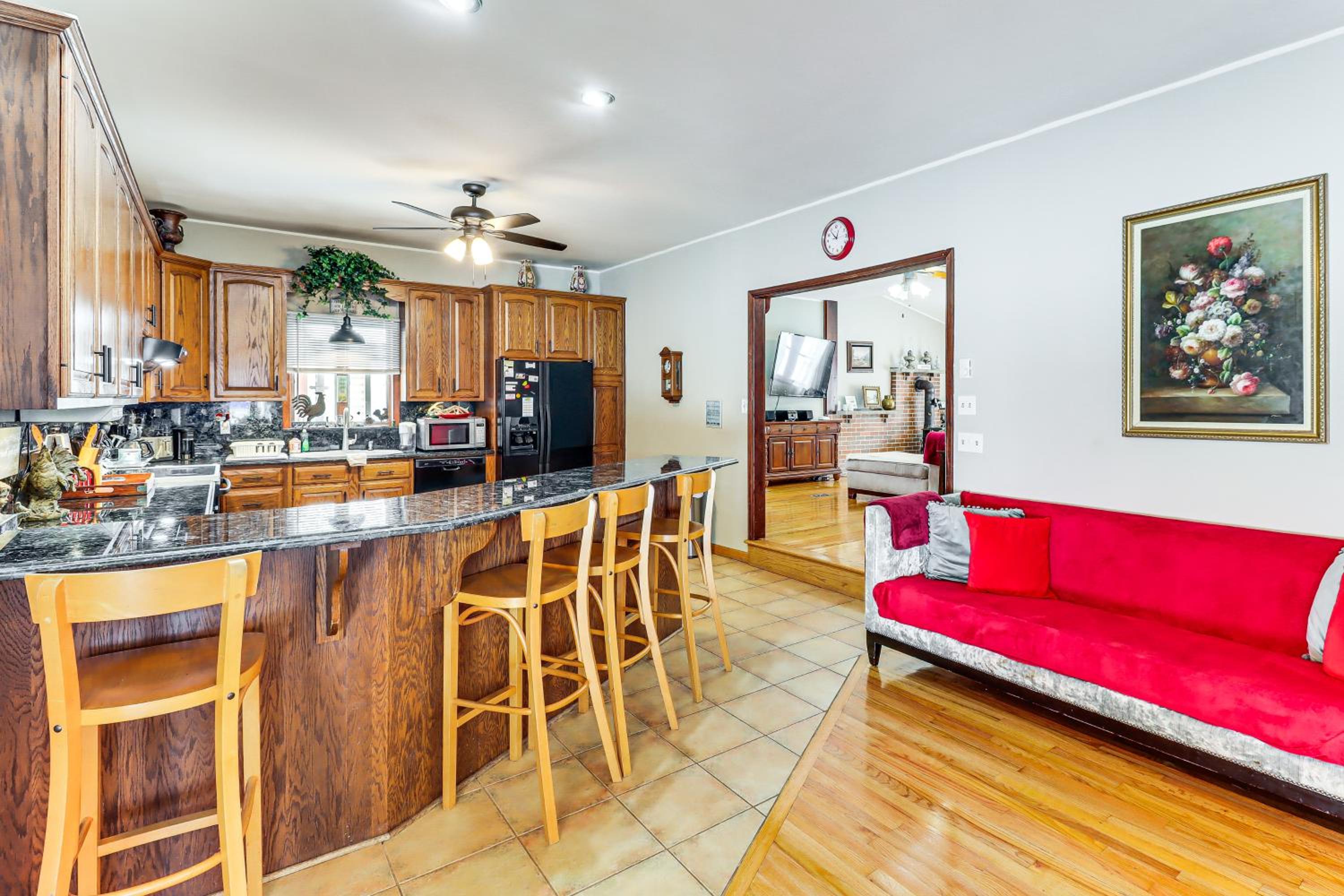 4 Mi to Camelback! Group-Friendly Poconos Cabin