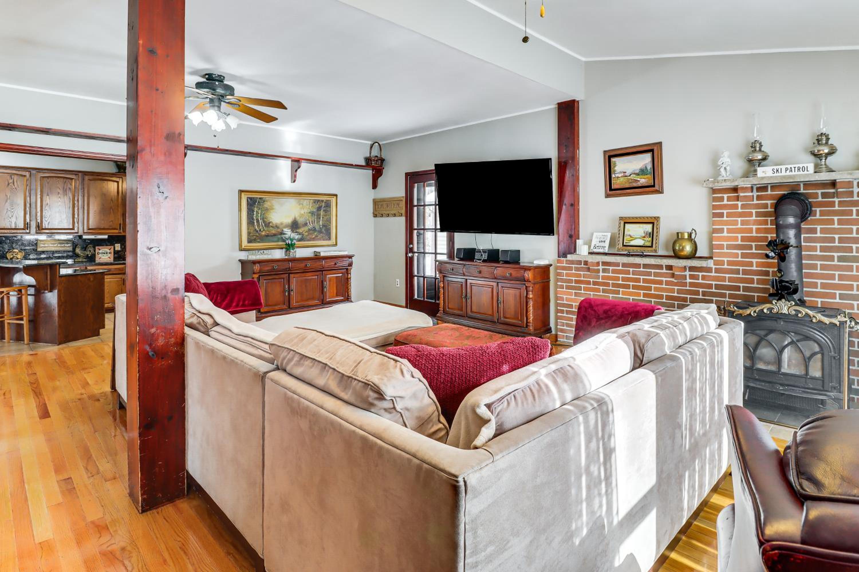 4 Mi to Camelback! Group-Friendly Poconos Cabin