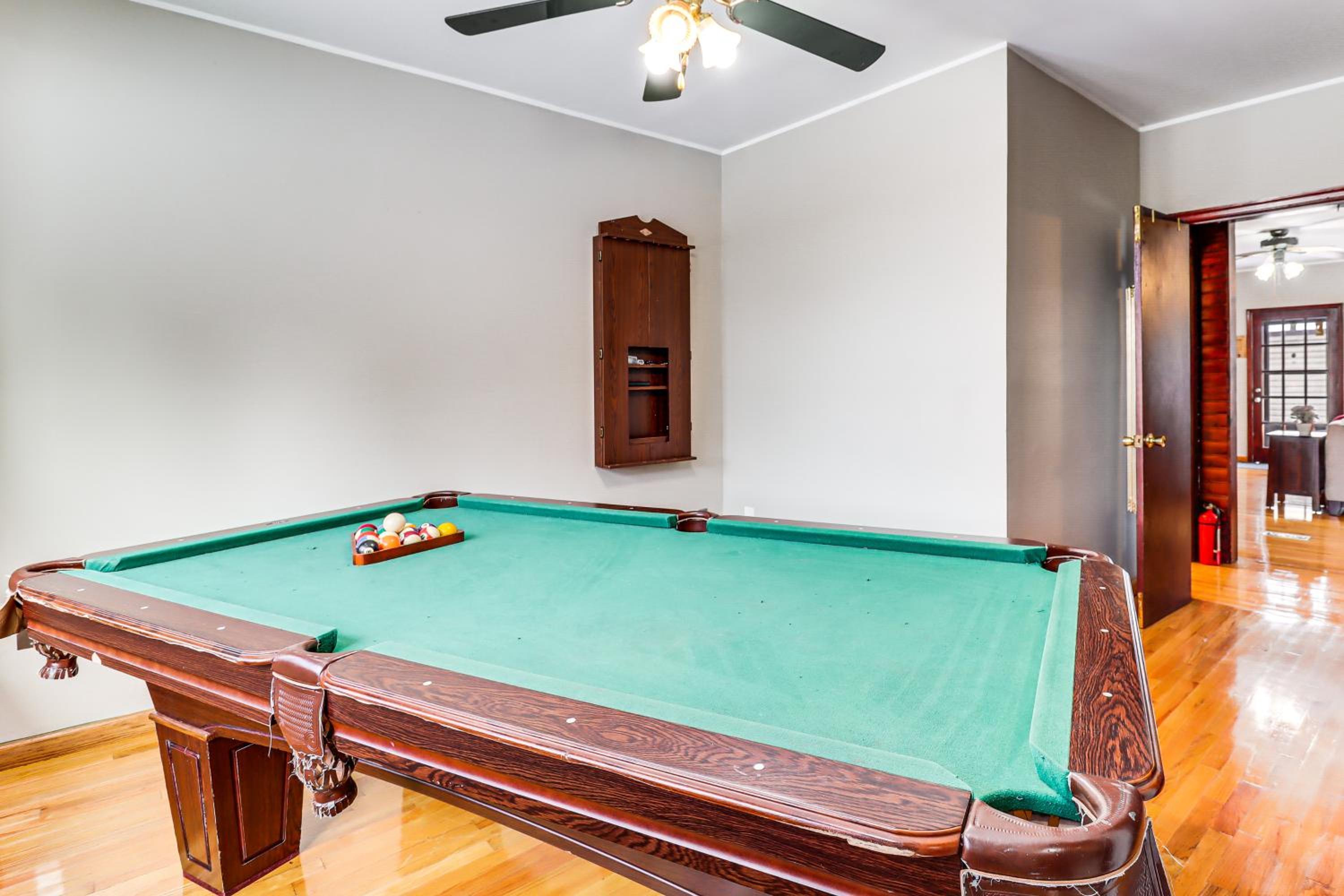 4 Mi to Camelback! Group-Friendly Poconos Cabin