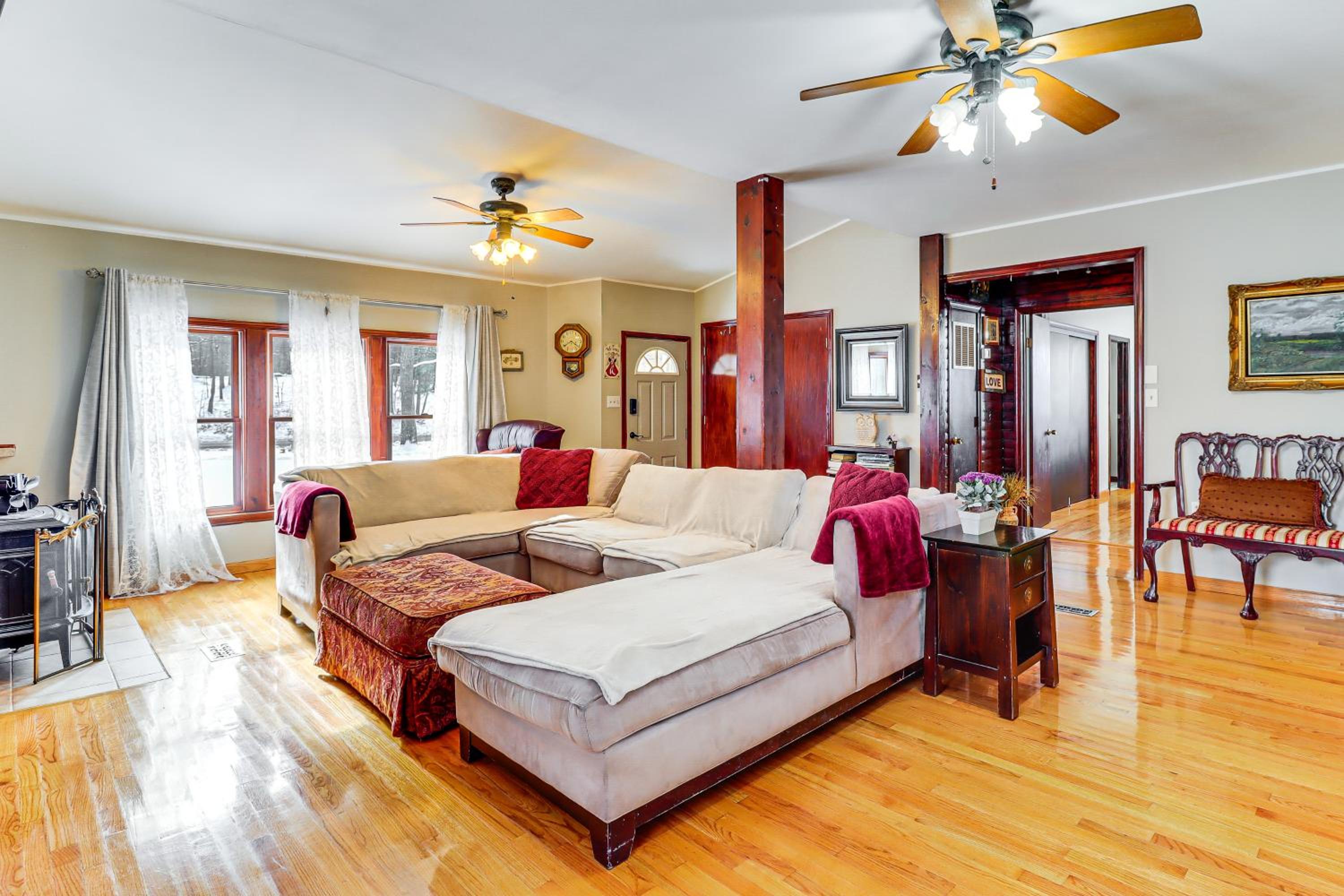 4 Mi to Camelback! Group-Friendly Poconos Cabin