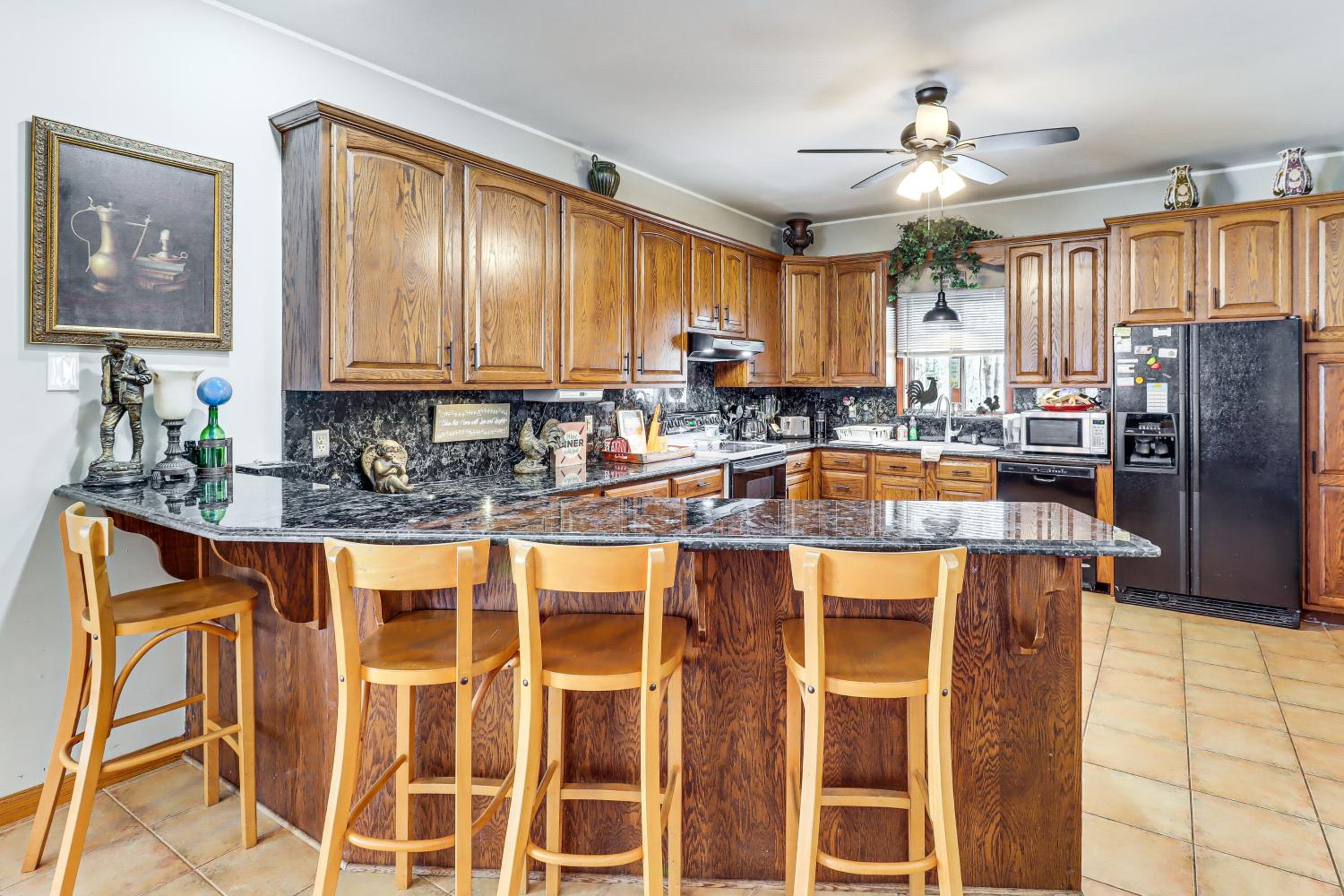 4 Mi to Camelback! Group-Friendly Poconos Cabin
