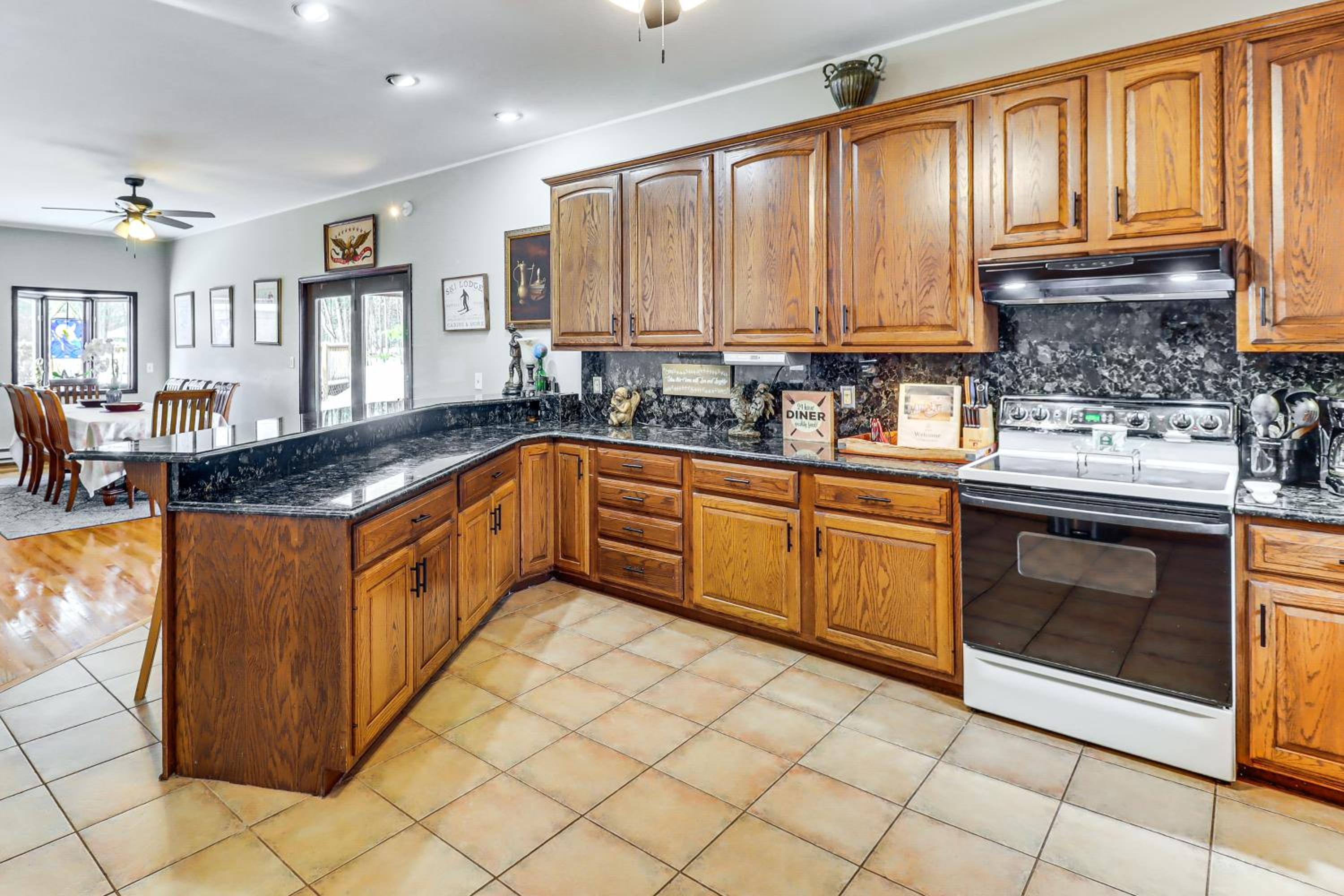 4 Mi to Camelback! Group-Friendly Poconos Cabin
