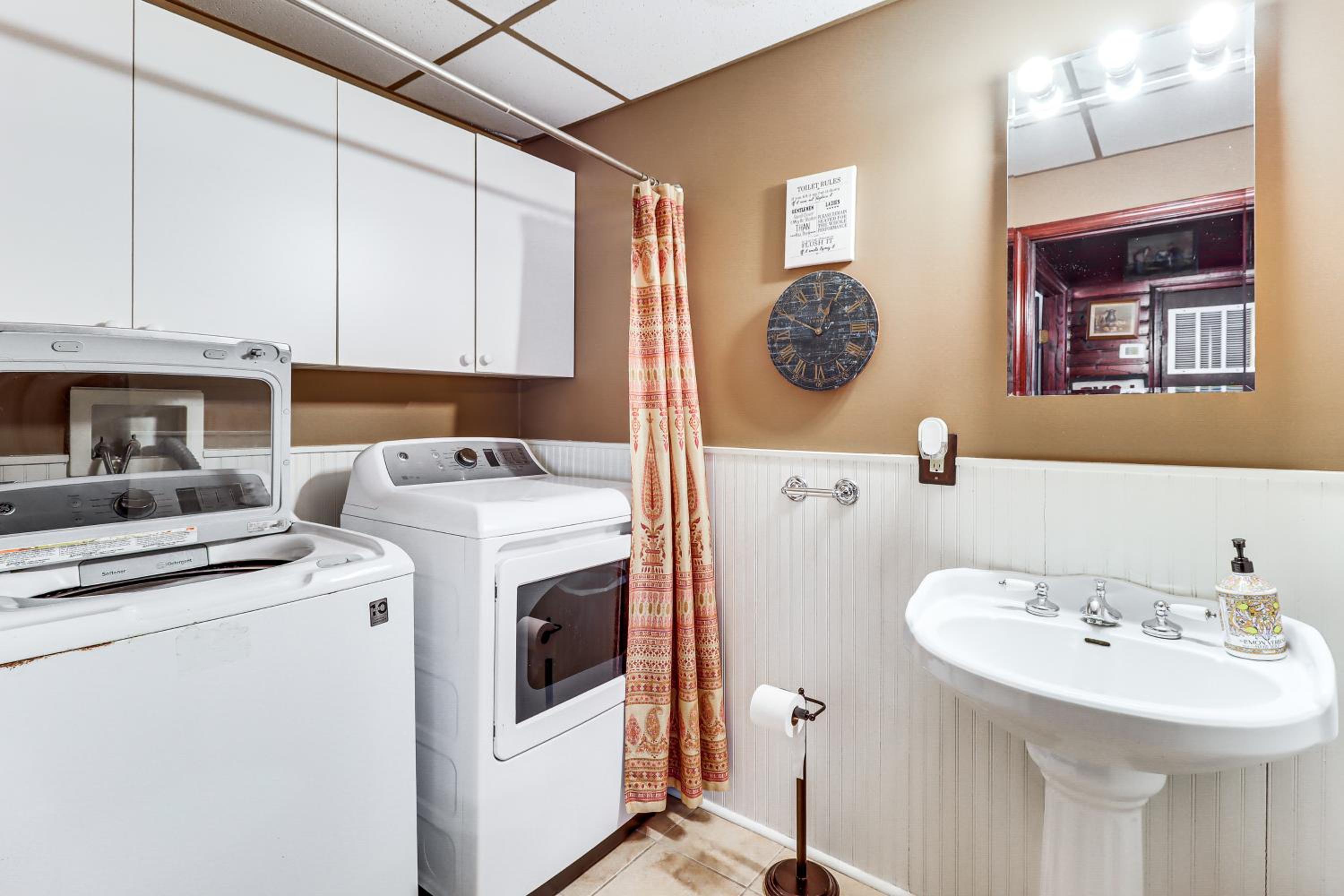 4 Mi to Camelback! Group-Friendly Poconos Cabin