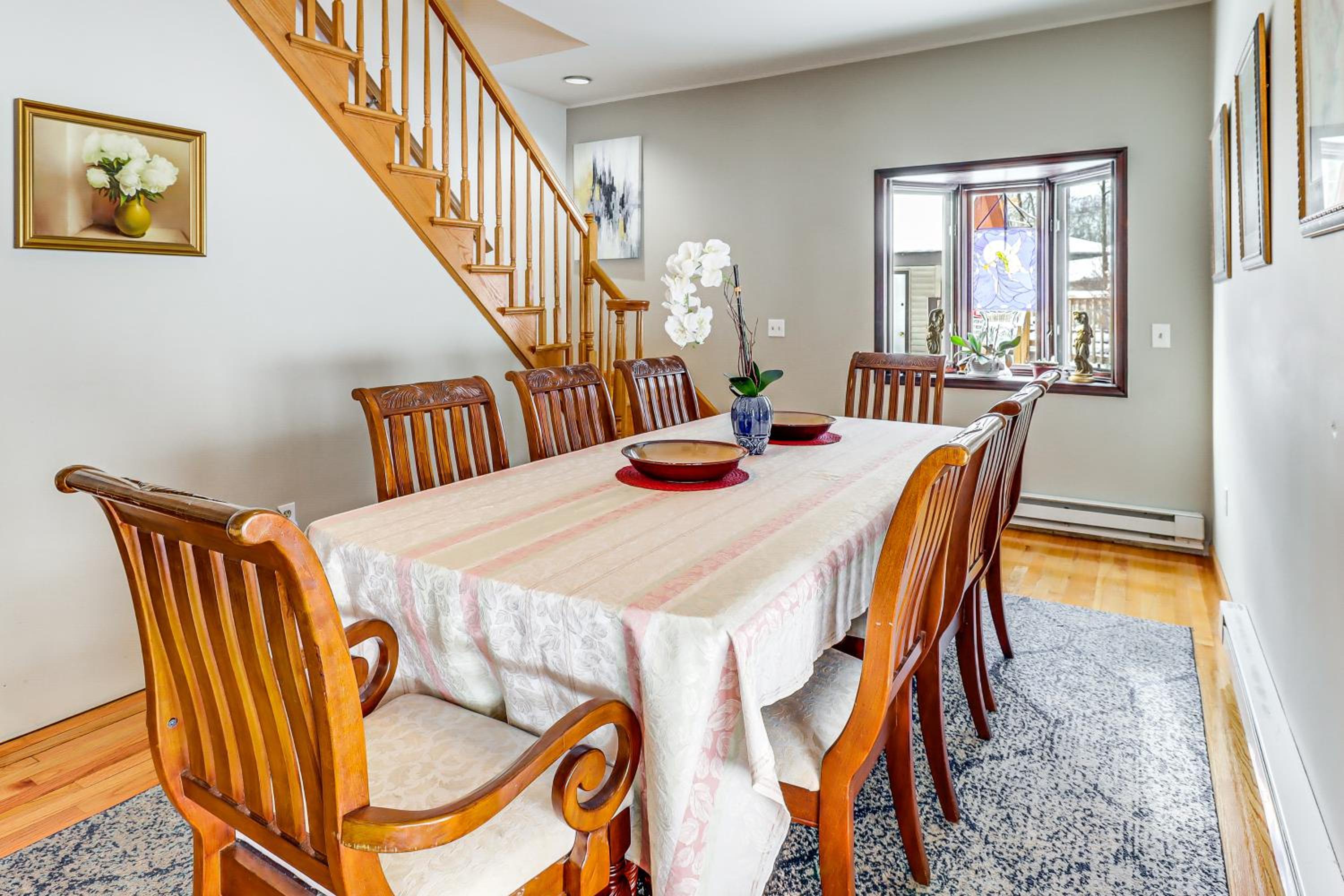 4 Mi to Camelback! Group-Friendly Poconos Cabin