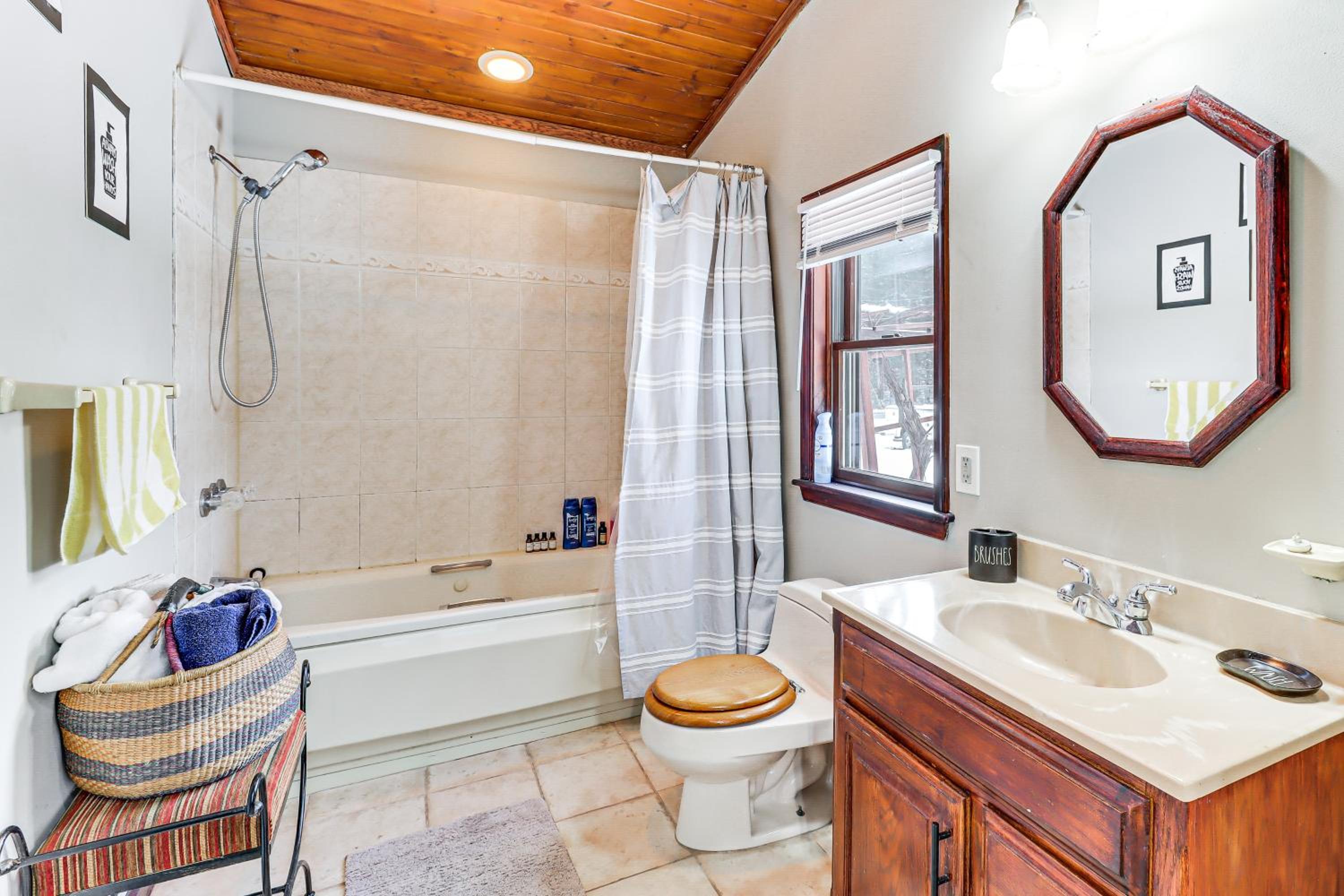4 Mi to Camelback! Group-Friendly Poconos Cabin