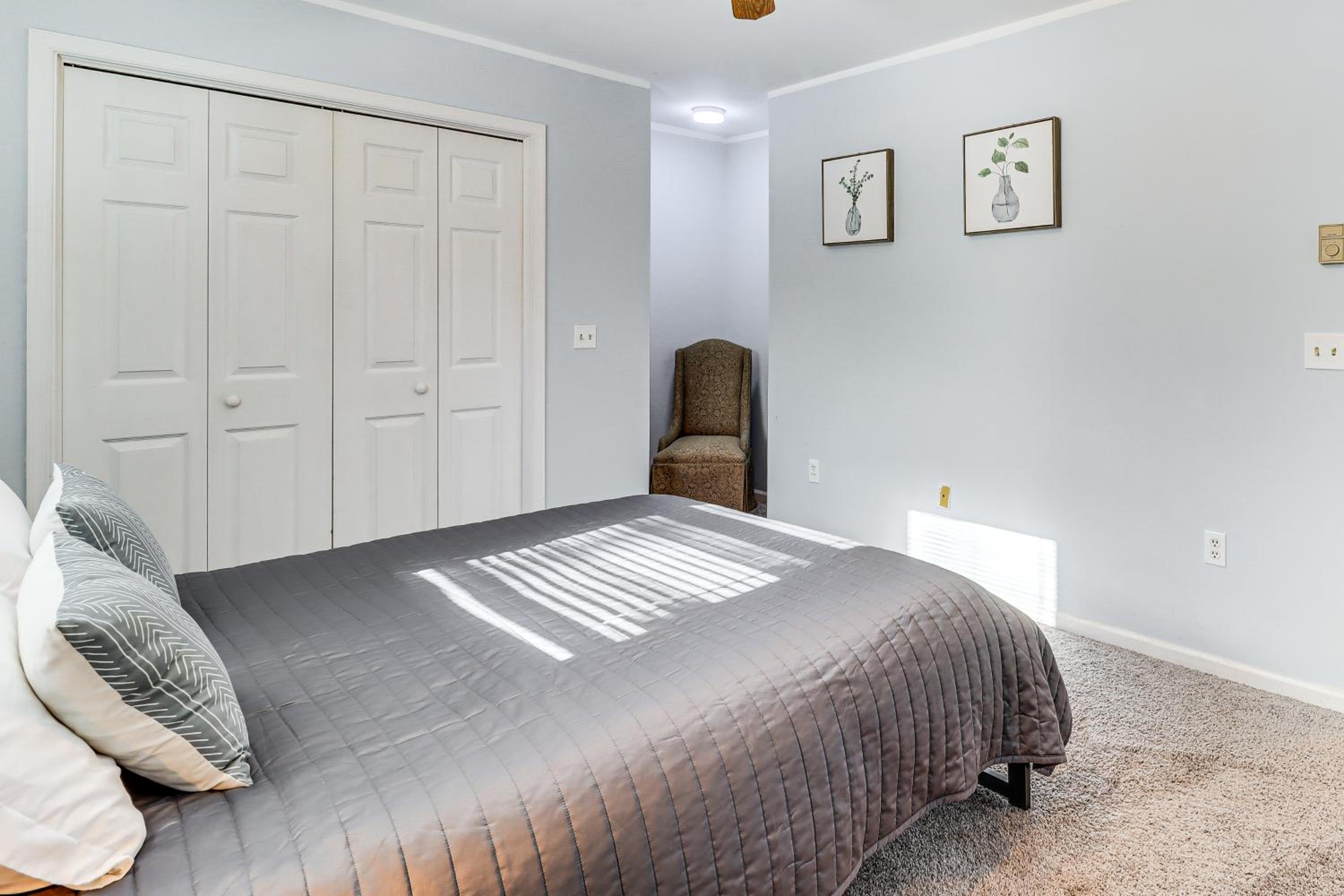 4 Mi to Camelback! Group-Friendly Poconos Cabin