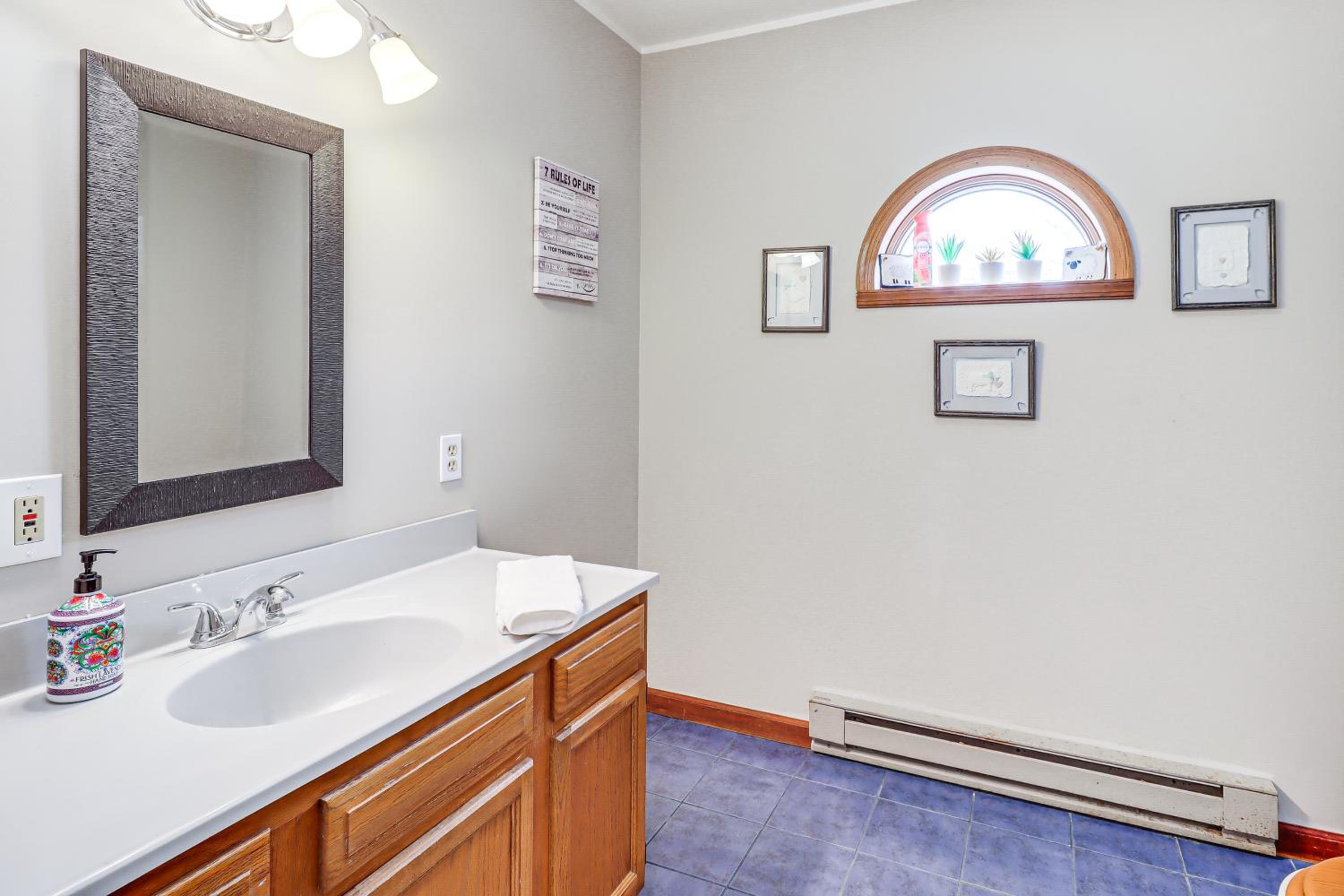 4 Mi to Camelback! Group-Friendly Poconos Cabin