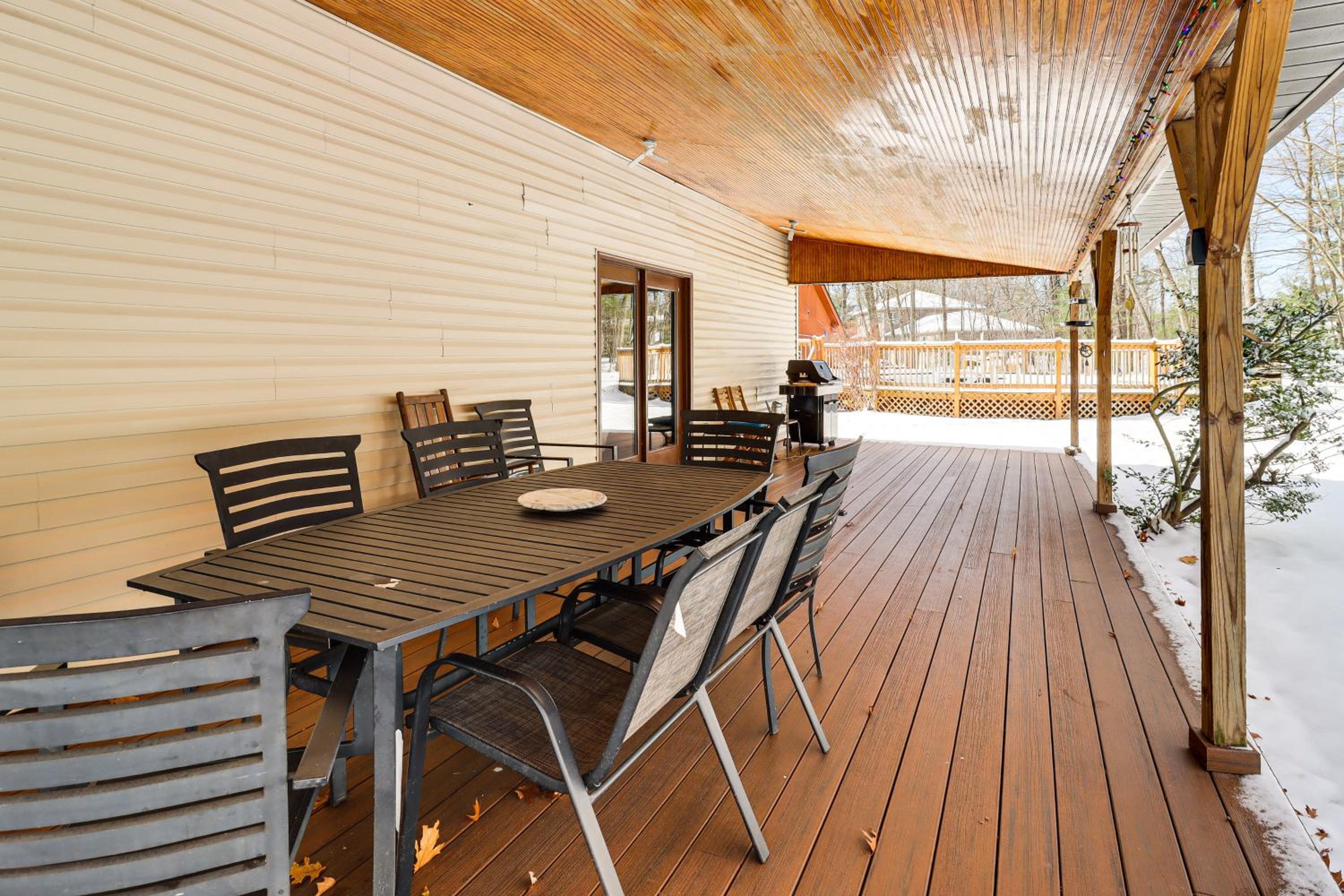 4 Mi to Camelback! Group-Friendly Poconos Cabin