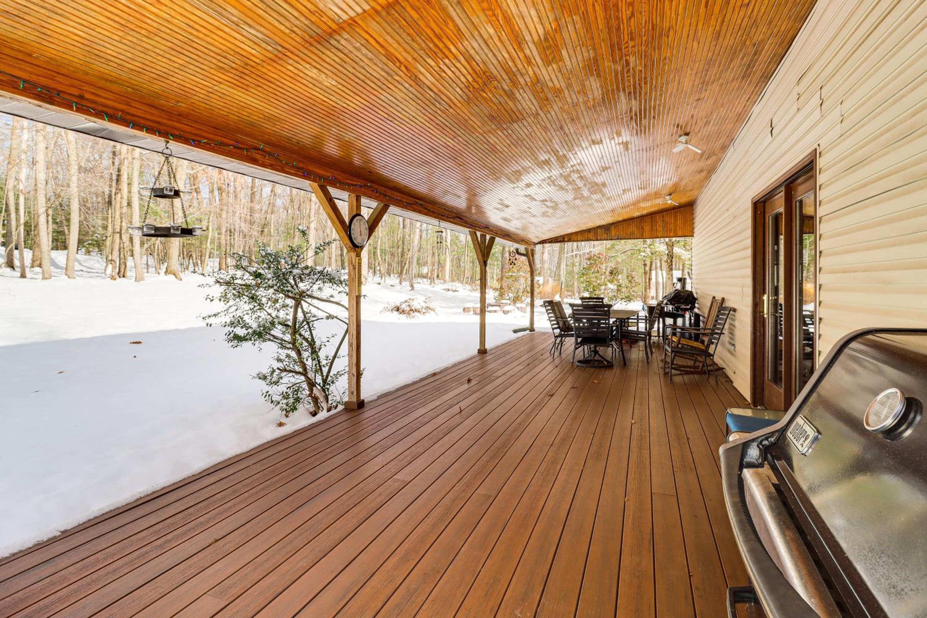 4 Mi to Camelback! Group-Friendly Poconos Cabin