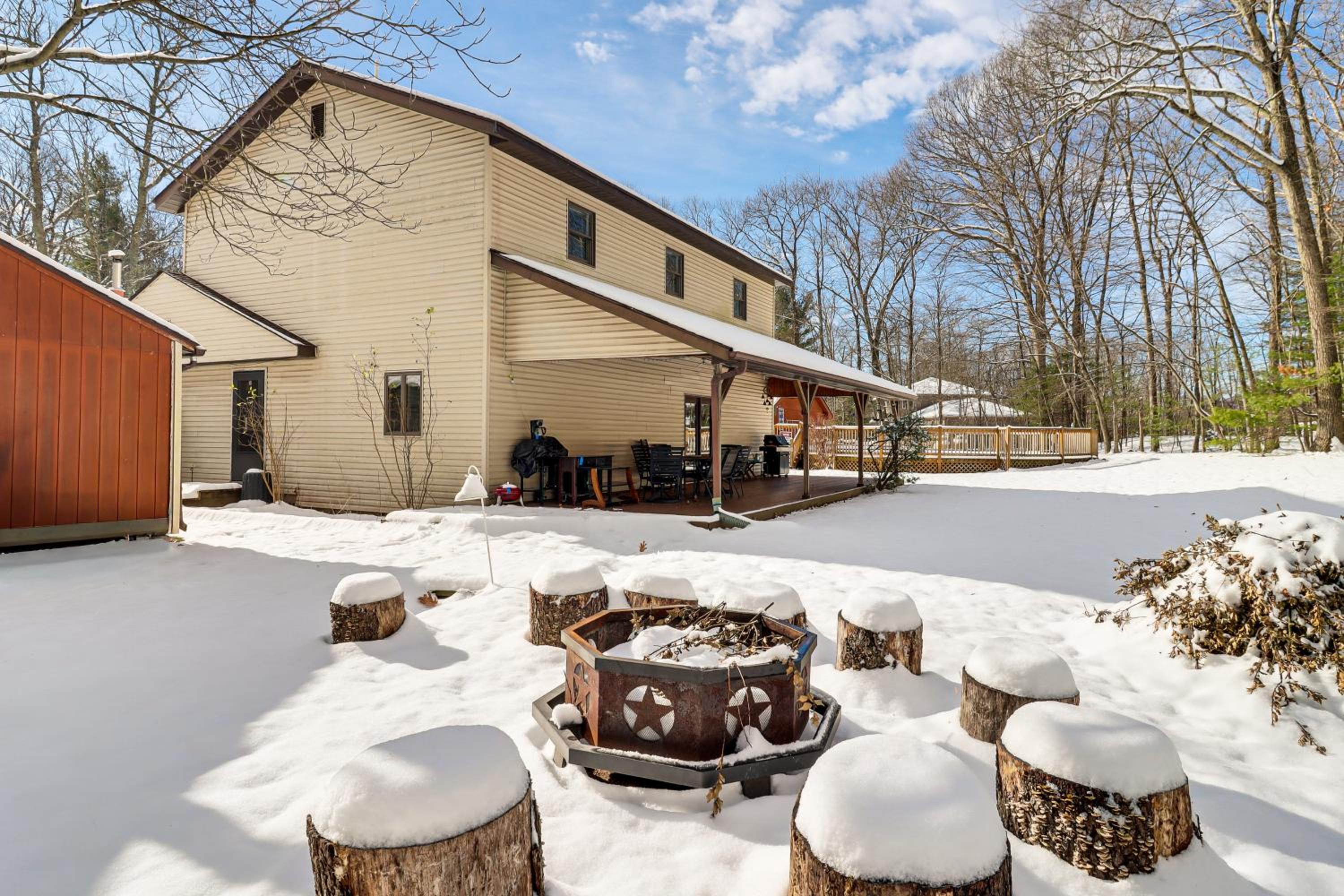 4 Mi to Camelback! Group-Friendly Poconos Cabin