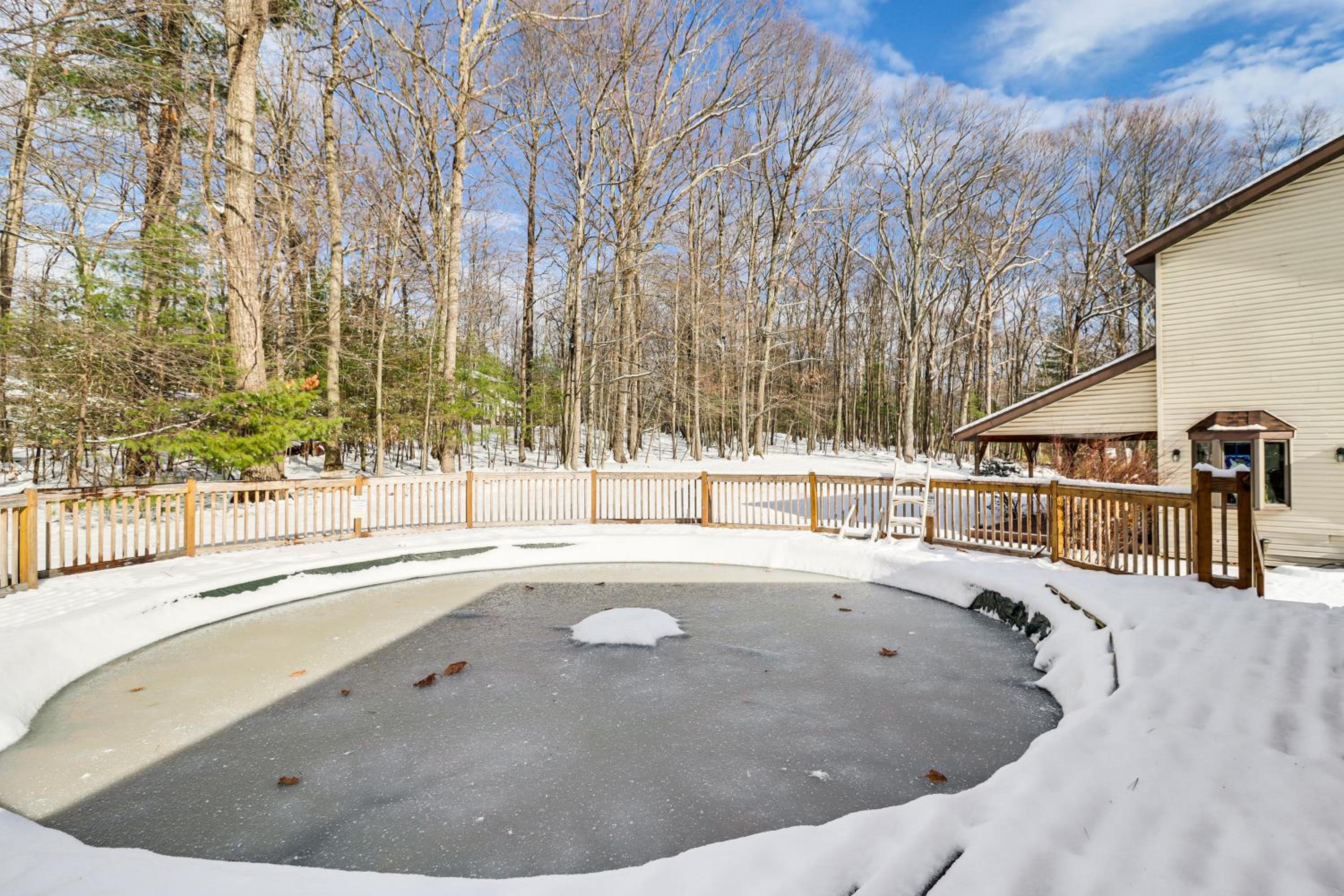 4 Mi to Camelback! Group-Friendly Poconos Cabin
