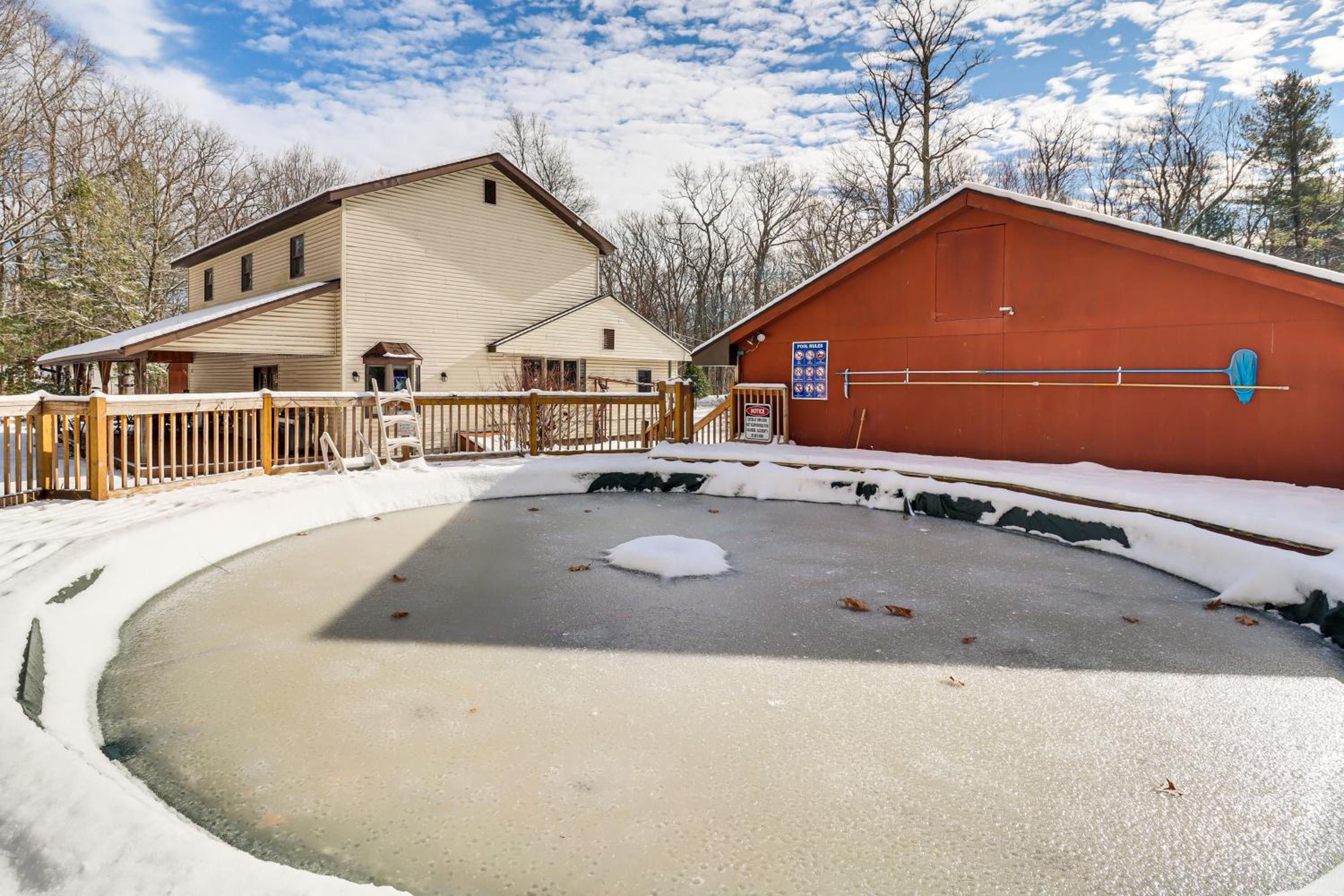 4 Mi to Camelback! Group-Friendly Poconos Cabin