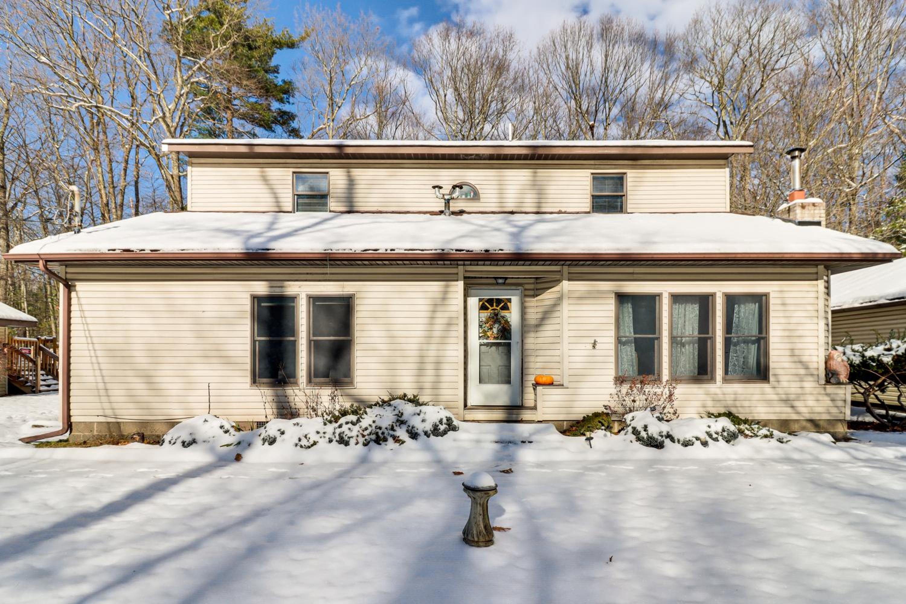 4 Mi to Camelback! Group-Friendly Poconos Cabin