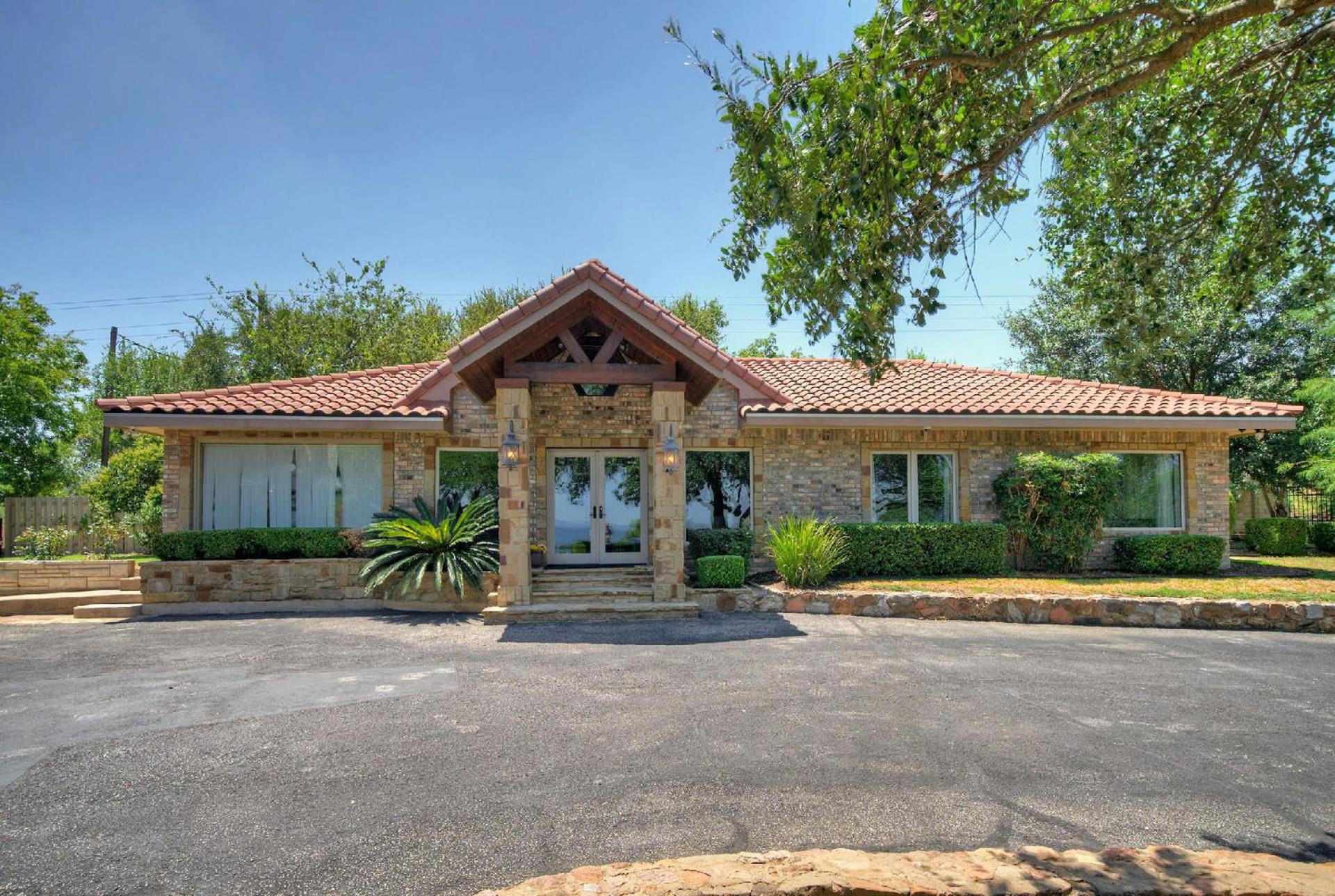 Luxurious Lakefront Estate: Spectacular Views, Expansive Grounds and Private Jetty