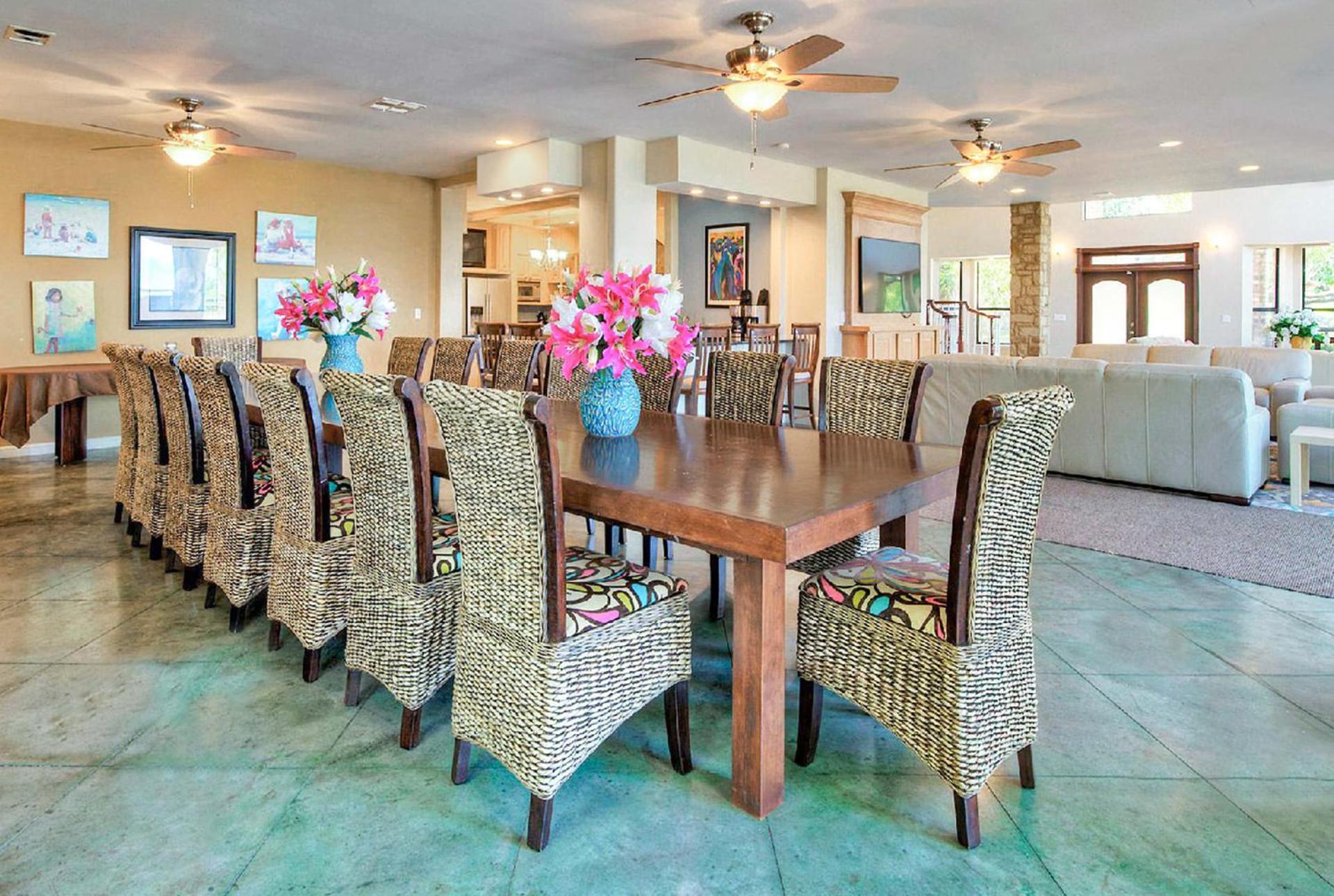 Luxurious Lakefront Estate: Spectacular Views, Expansive Grounds and Private Jetty