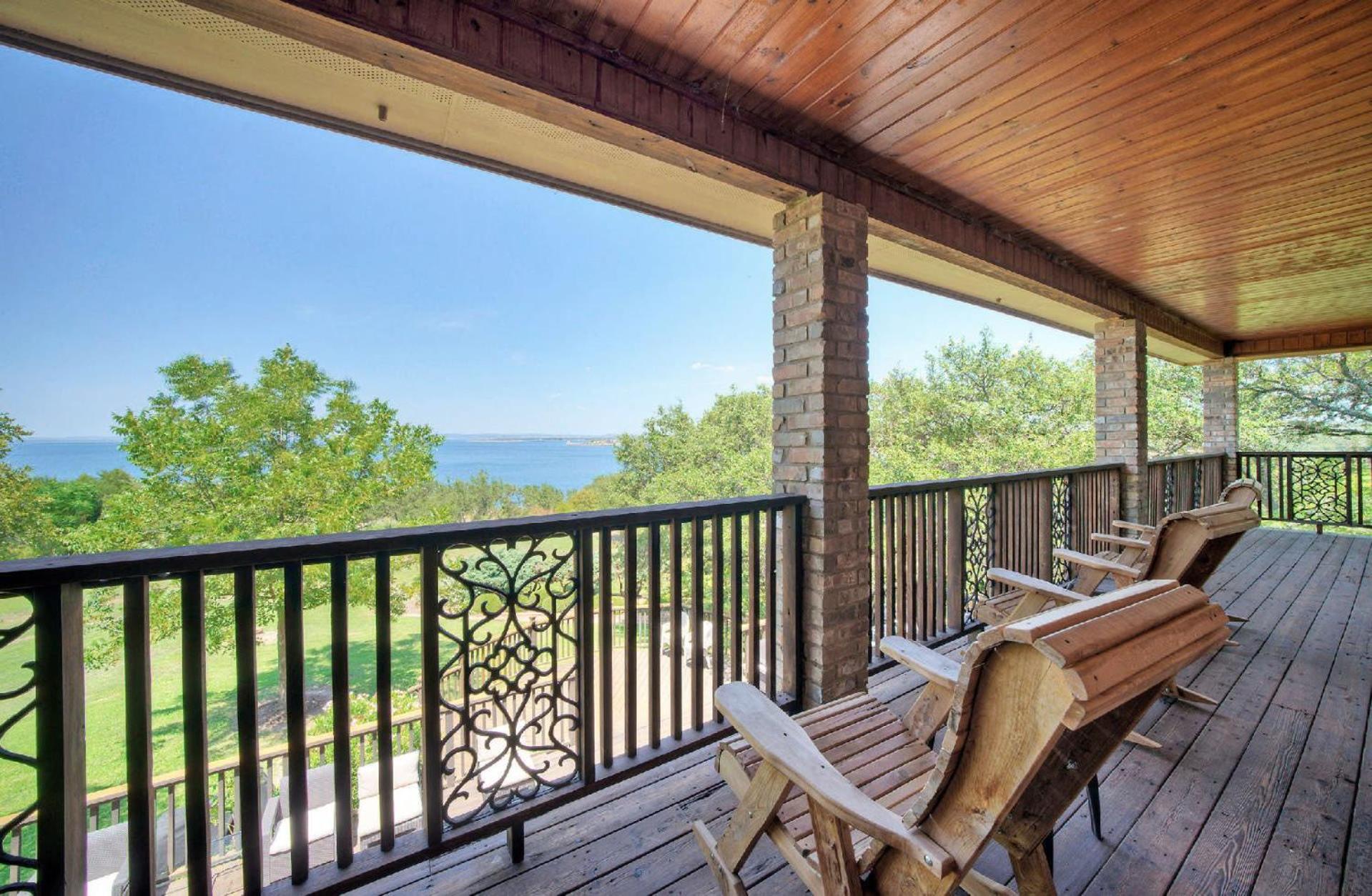Luxurious Lakefront Estate: Spectacular Views, Expansive Grounds and Private Jetty