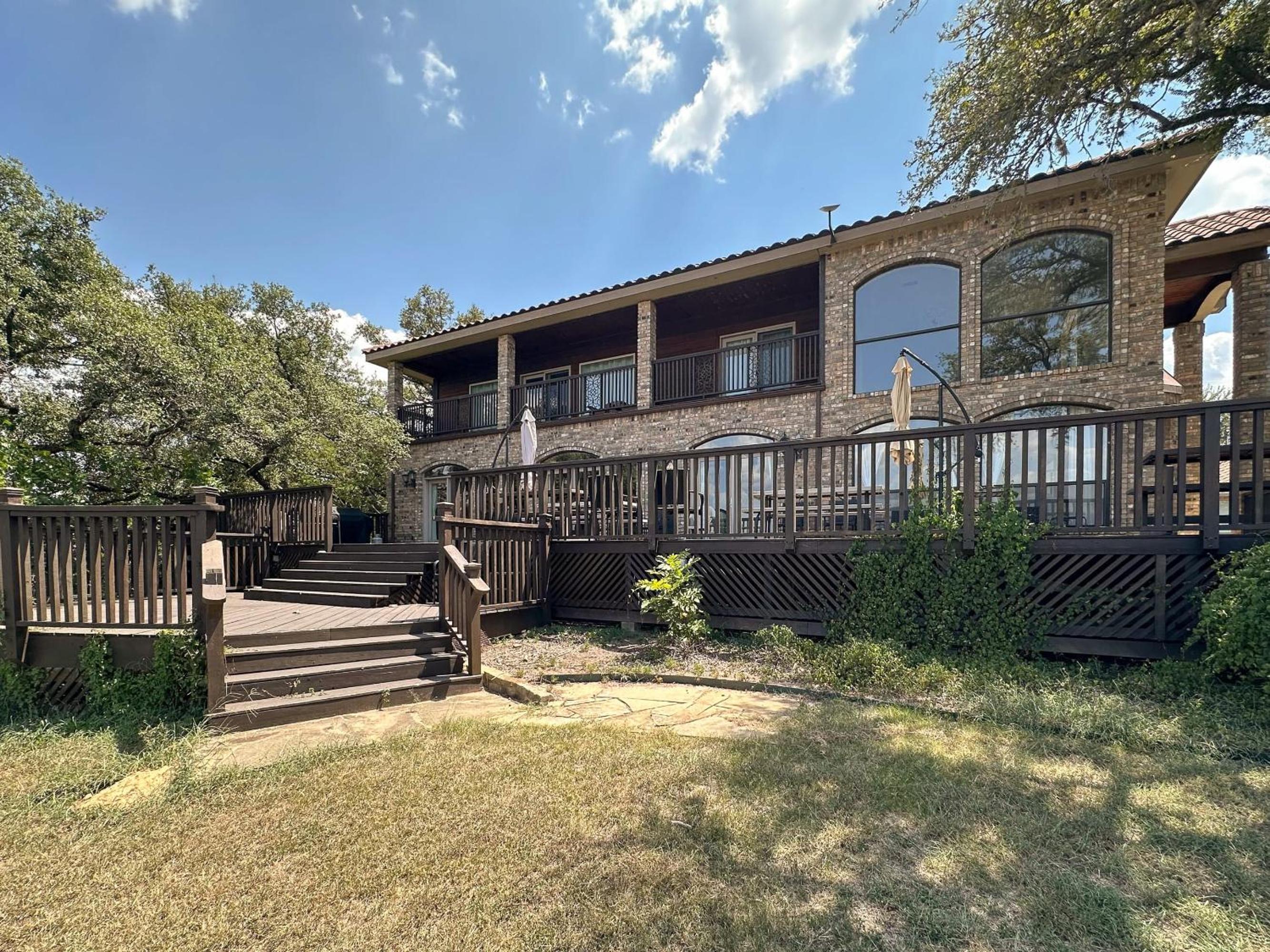 Luxurious Lakefront Estate: Spectacular Views, Expansive Grounds and Private Jetty