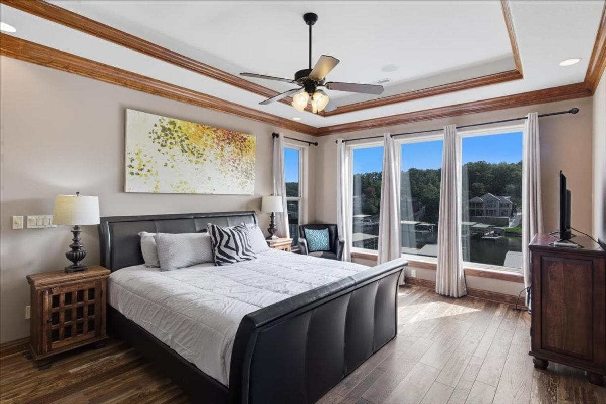 Porto Cima w/ Game Room, Dock, Boat Slip, Kayaks, Lakeside Fireplace & Hot Tub
