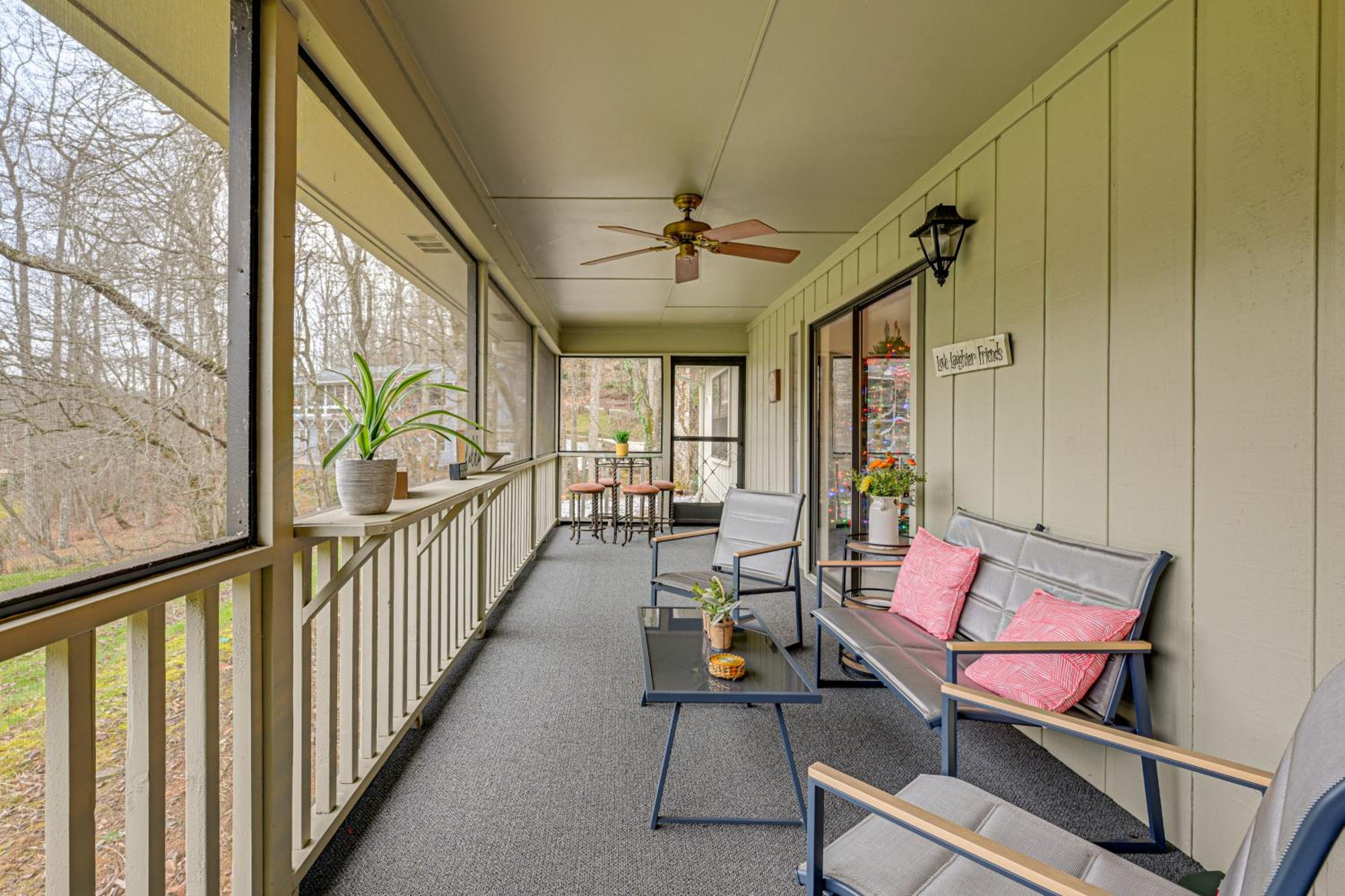 Golf Course and Mtn Views Franklin Family Condo