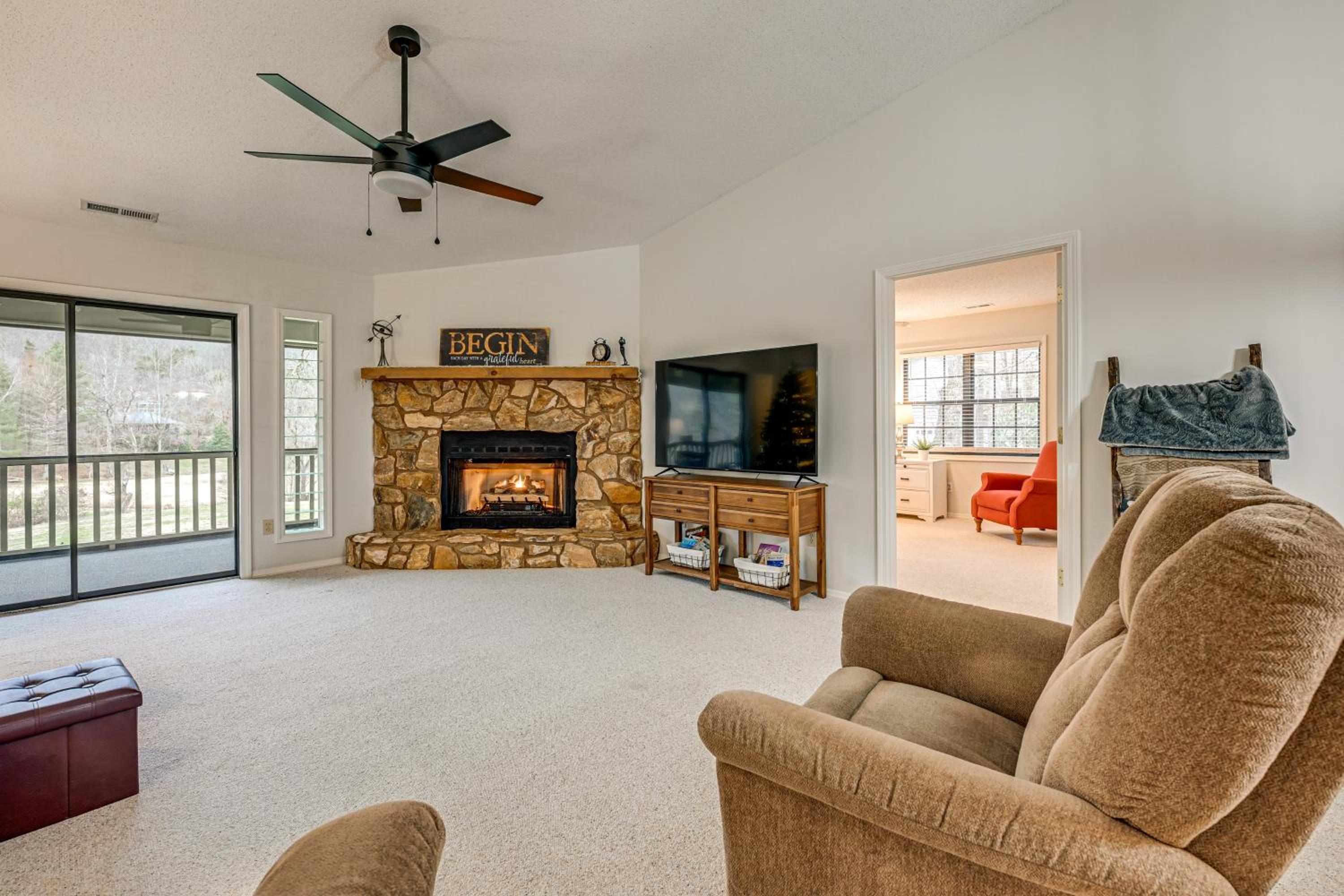 Golf Course and Mtn Views Franklin Family Condo