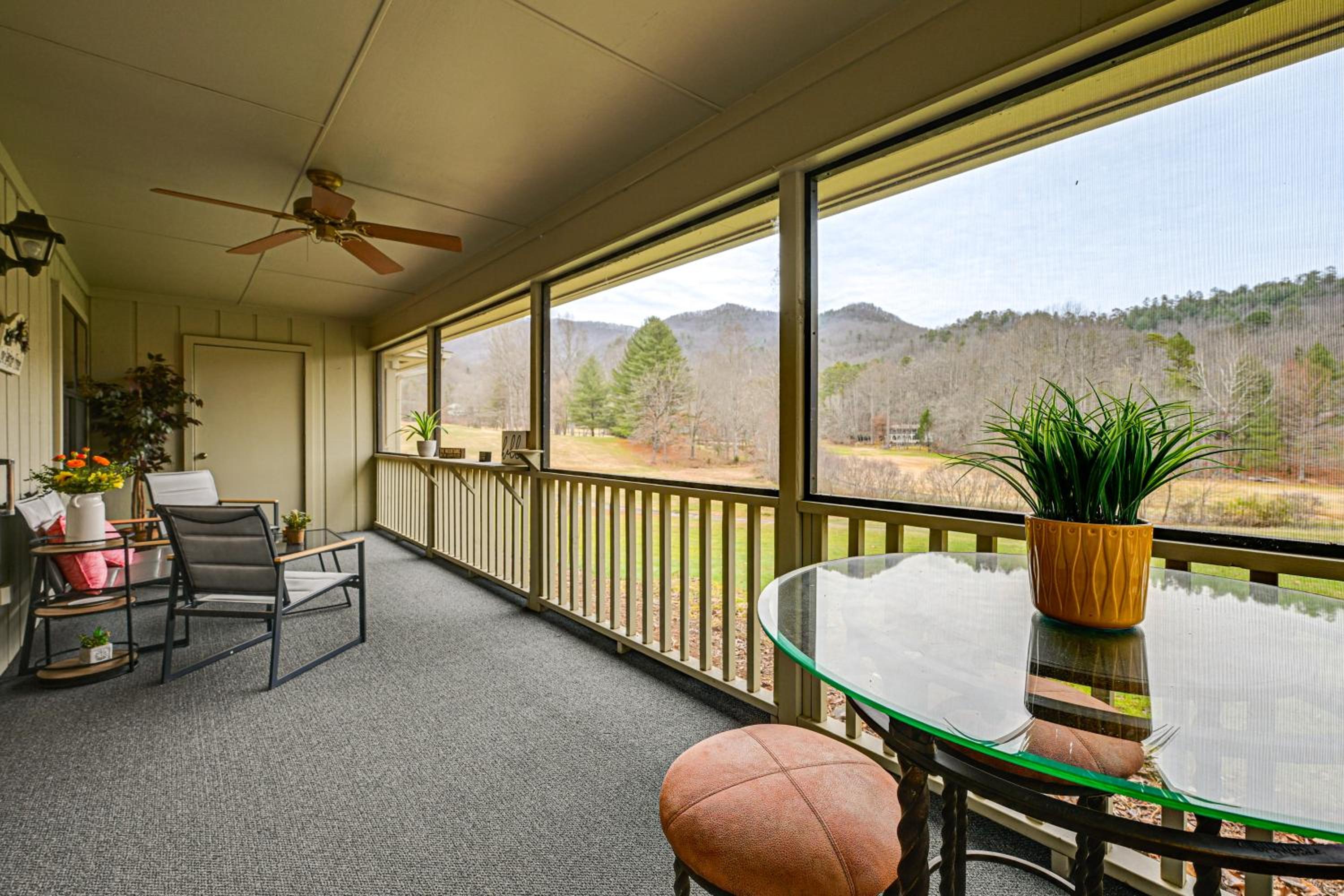 Golf Course and Mtn Views Franklin Family Condo