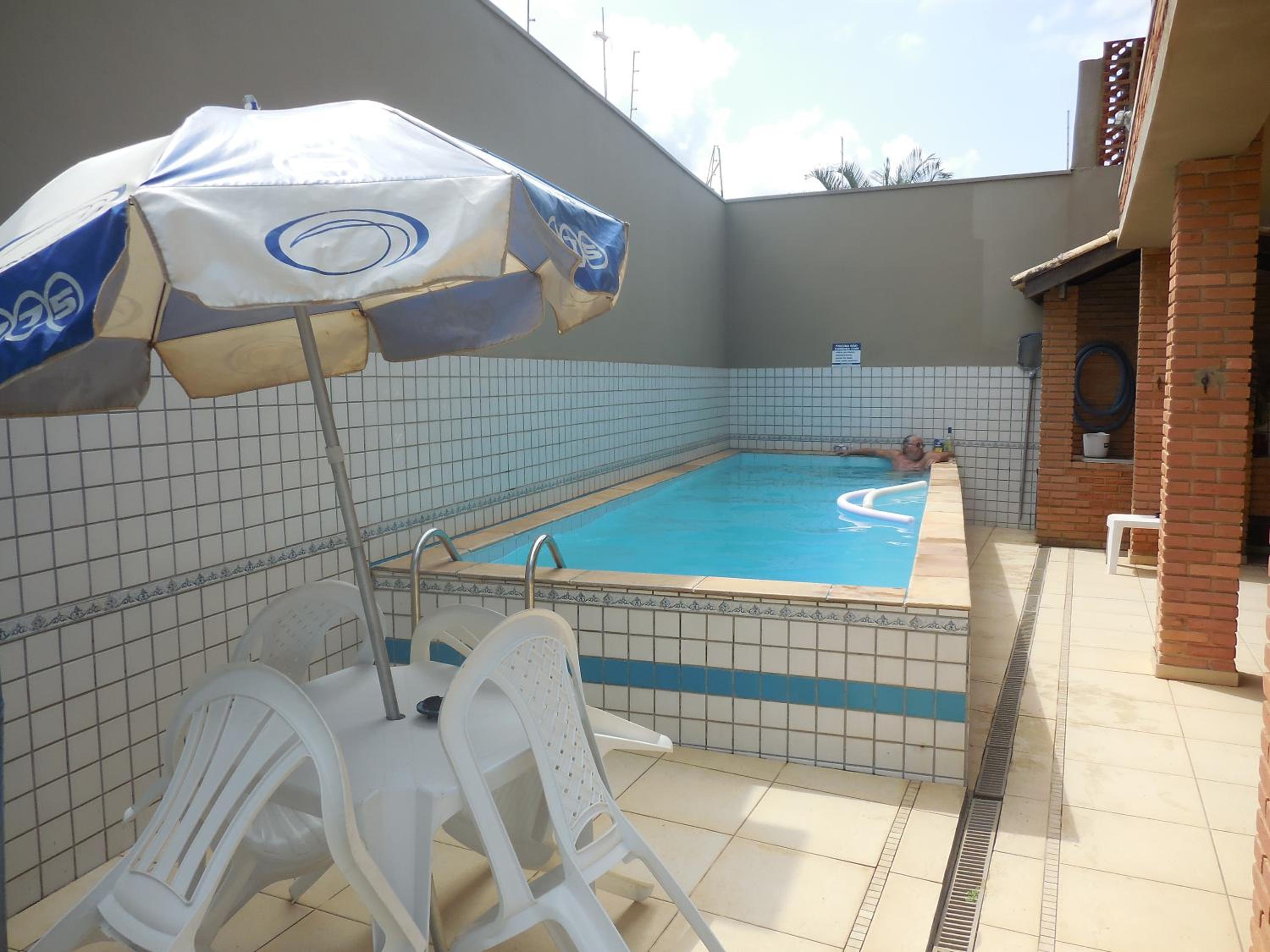 Sobrado com piscina em condomíno fechado a 150 M da praia