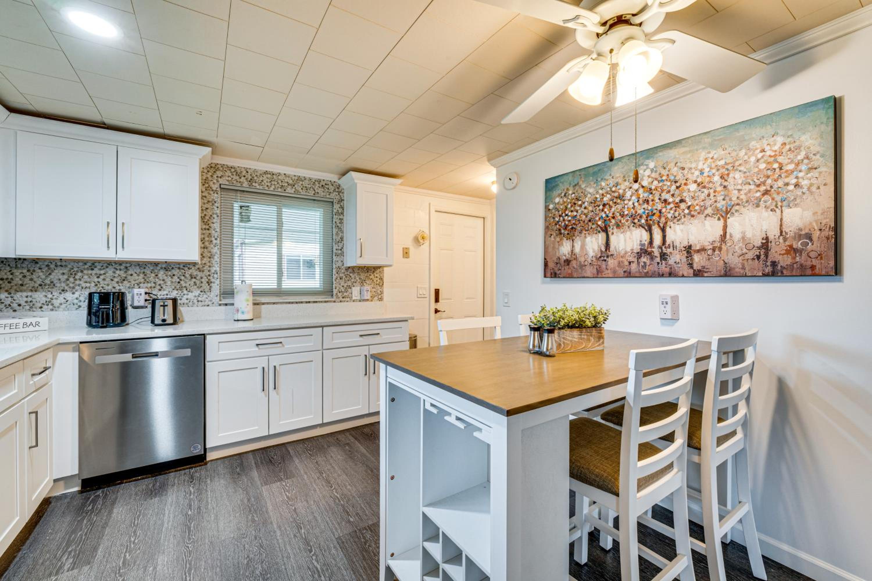 Florida Adventure Hub Near Top Attractions and Lakes