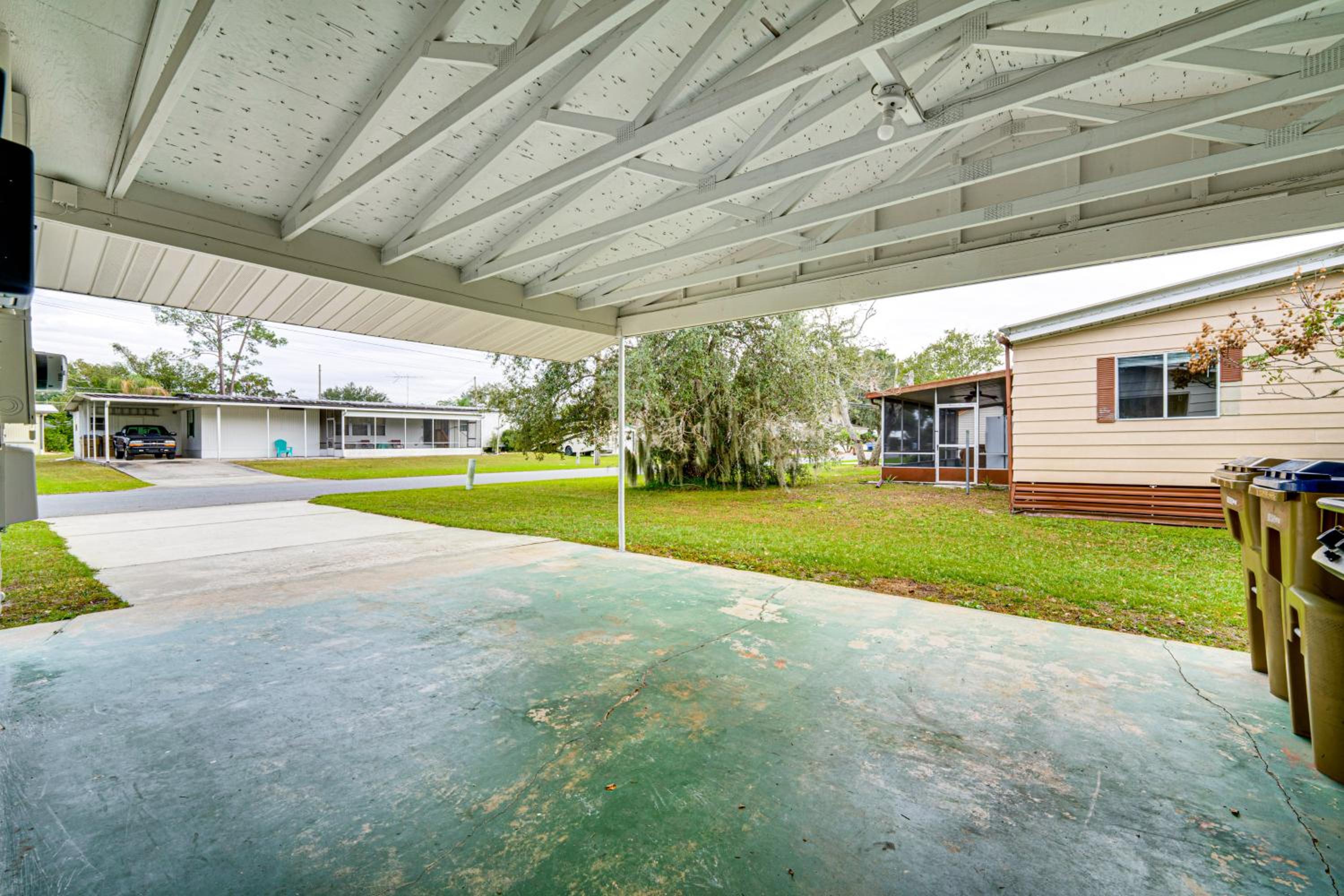 Florida Adventure Hub Near Top Attractions and Lakes