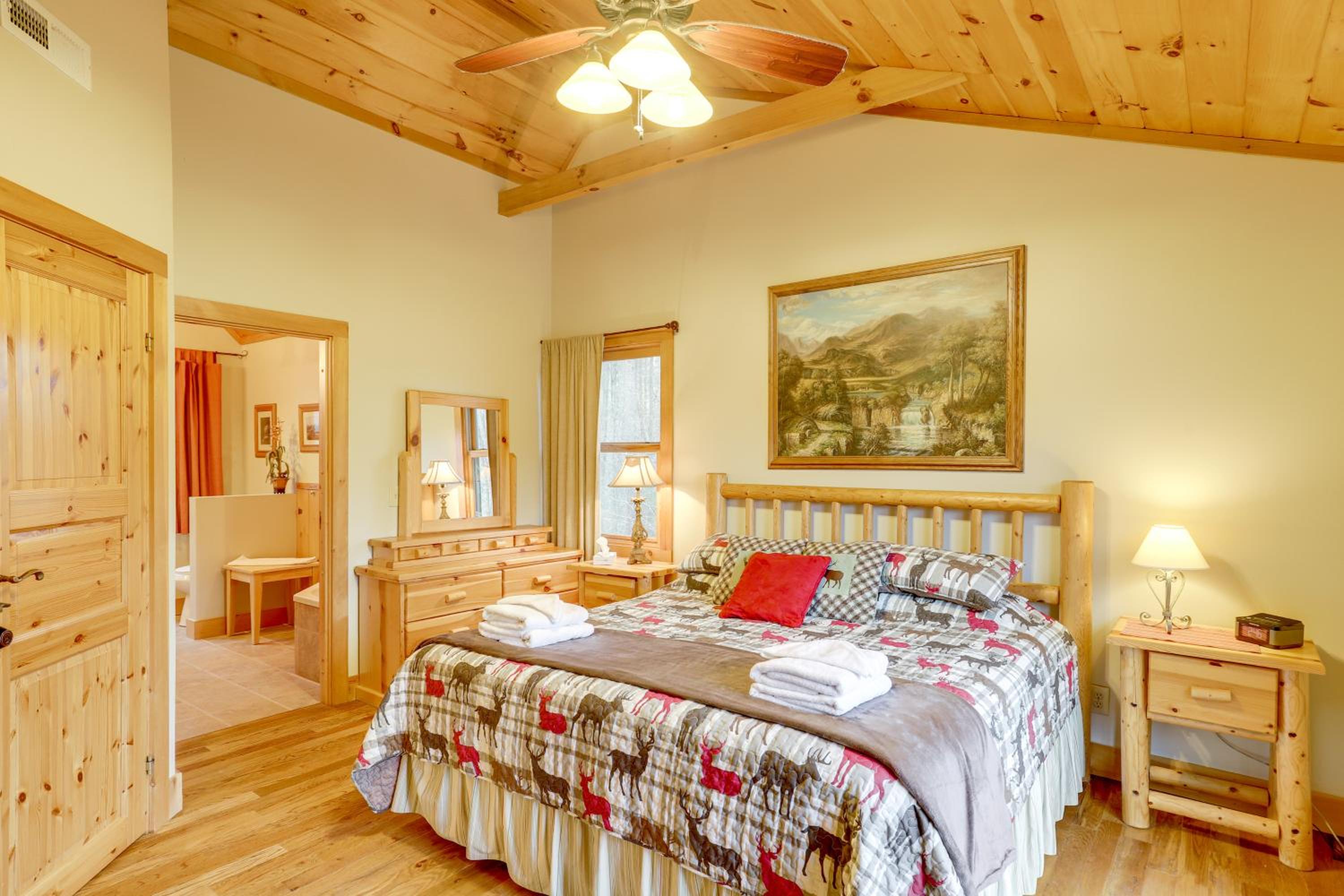 Views and Lake Access Secluded Cabin Escape in Nebo