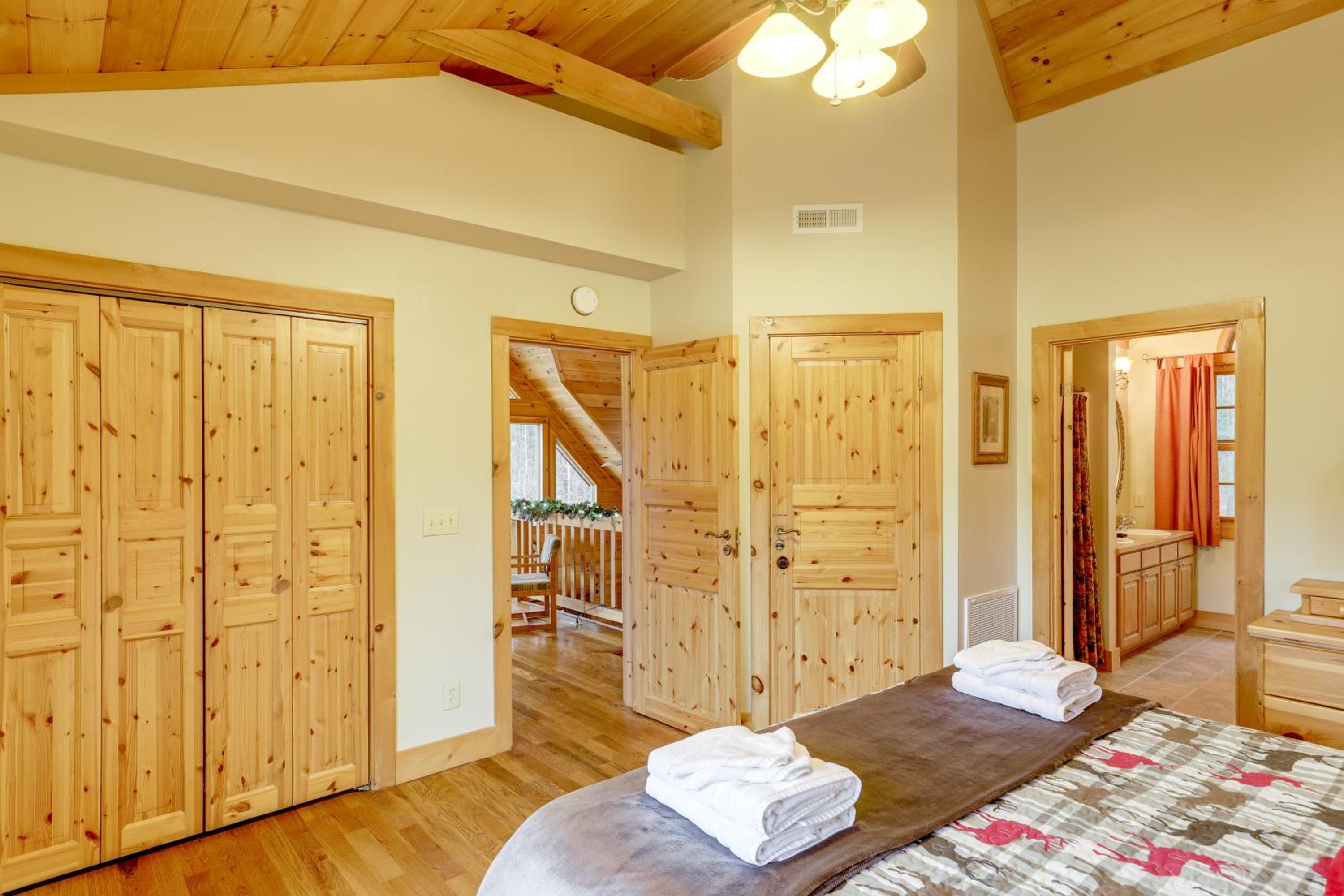 Views and Lake Access Secluded Cabin Escape in Nebo