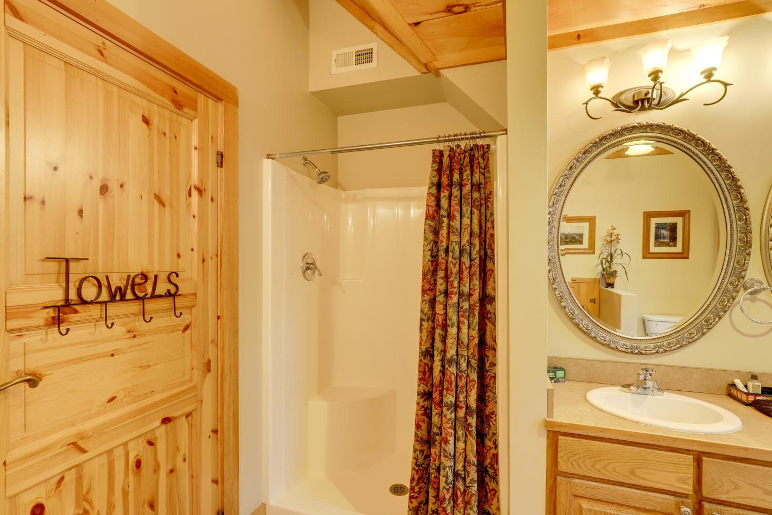 Views and Lake Access Secluded Cabin Escape in Nebo