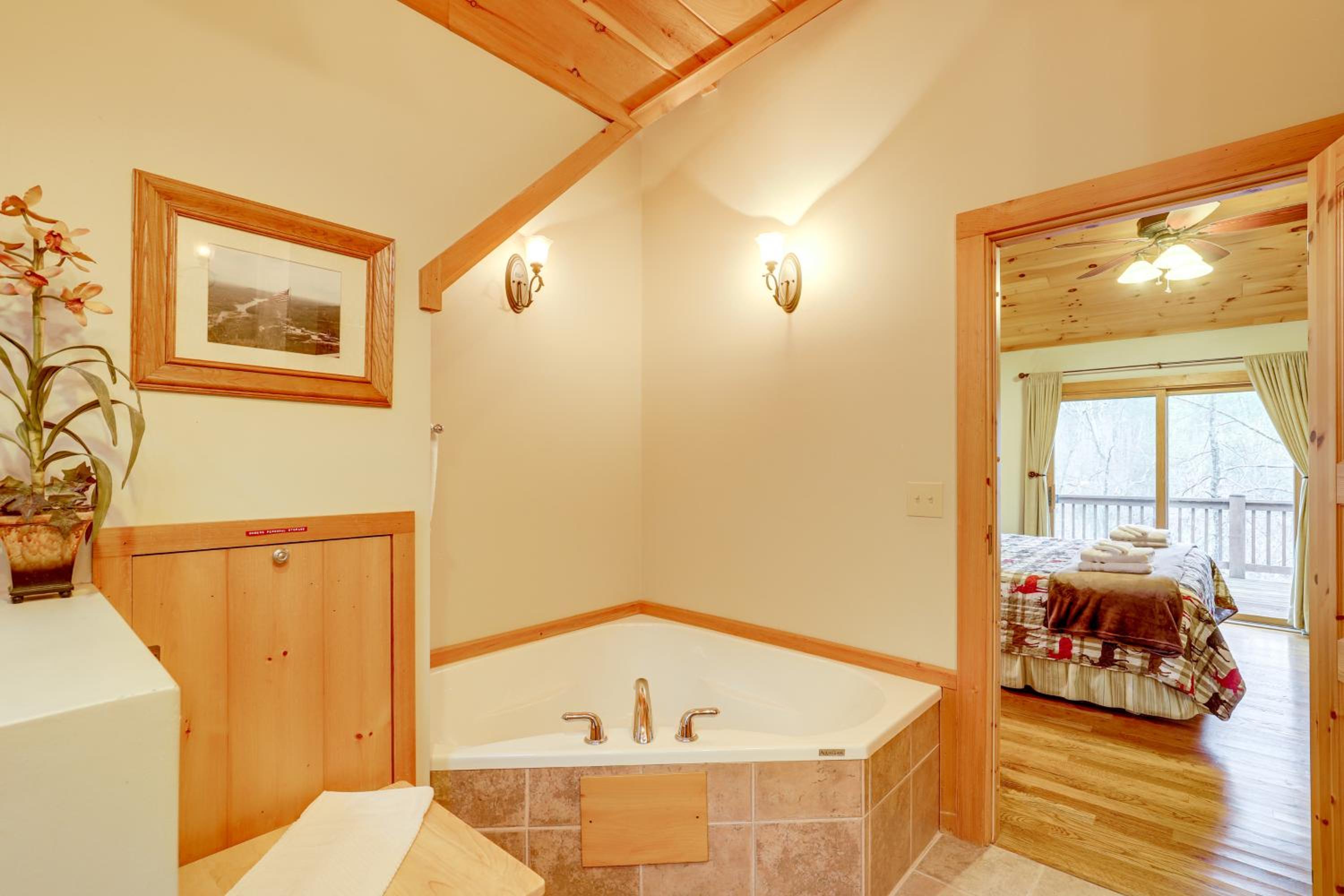 Views and Lake Access Secluded Cabin Escape in Nebo
